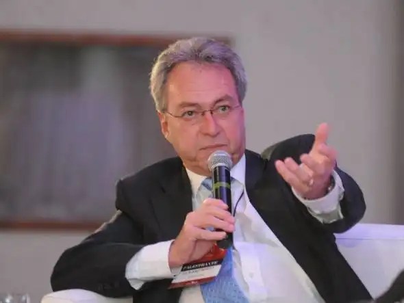 Em livro, economista revisita Plano Real e privatização da Eletrobras