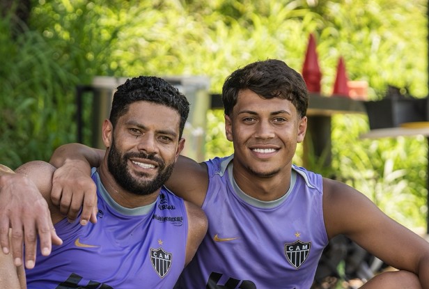 Hulk com o filho, Ian Ângelo, no campo do Atlético-MG