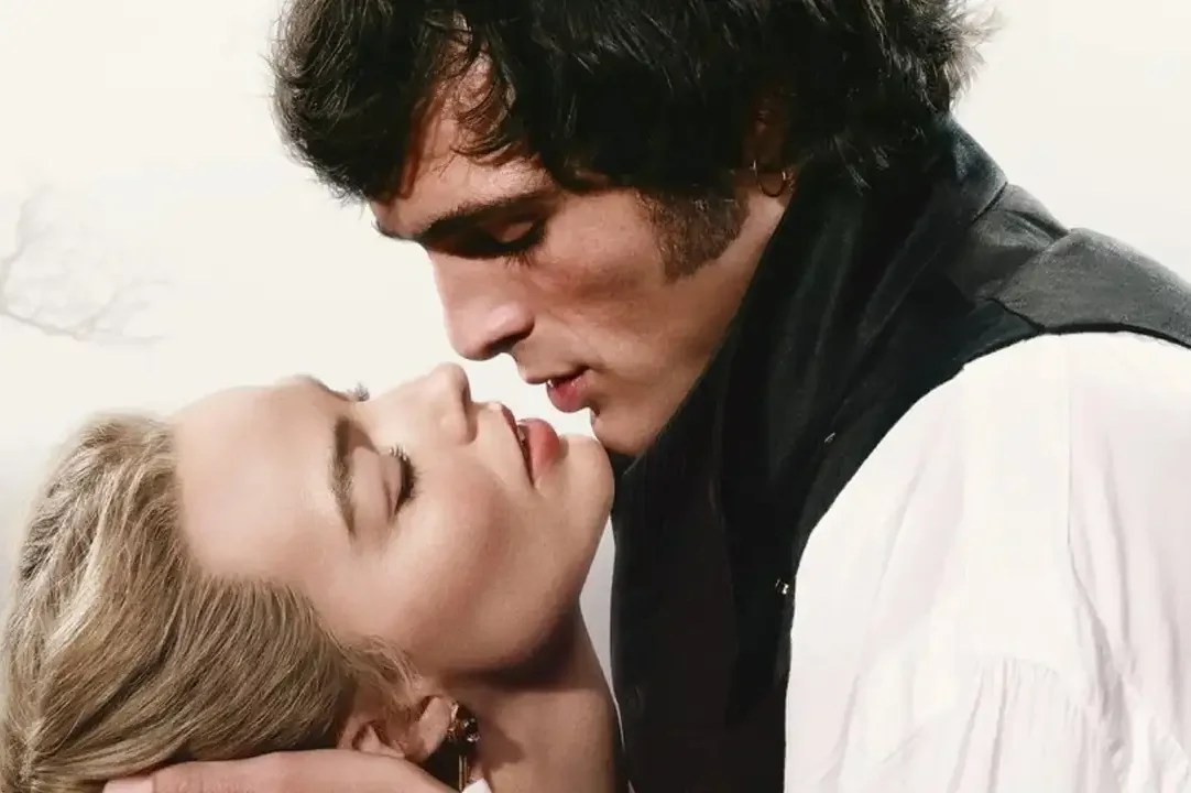 Jacob Elordi e Margot Robbie em 'O Morro dos Ventos Uivantes'