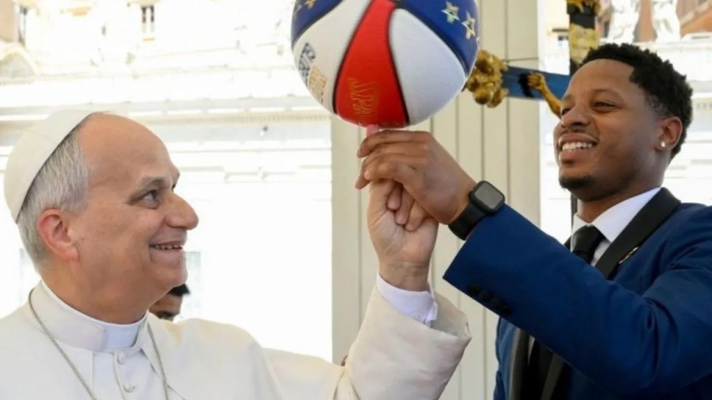 Fã de esportes, papa Leão XIV arrisca jogada de basquete no Vaticano