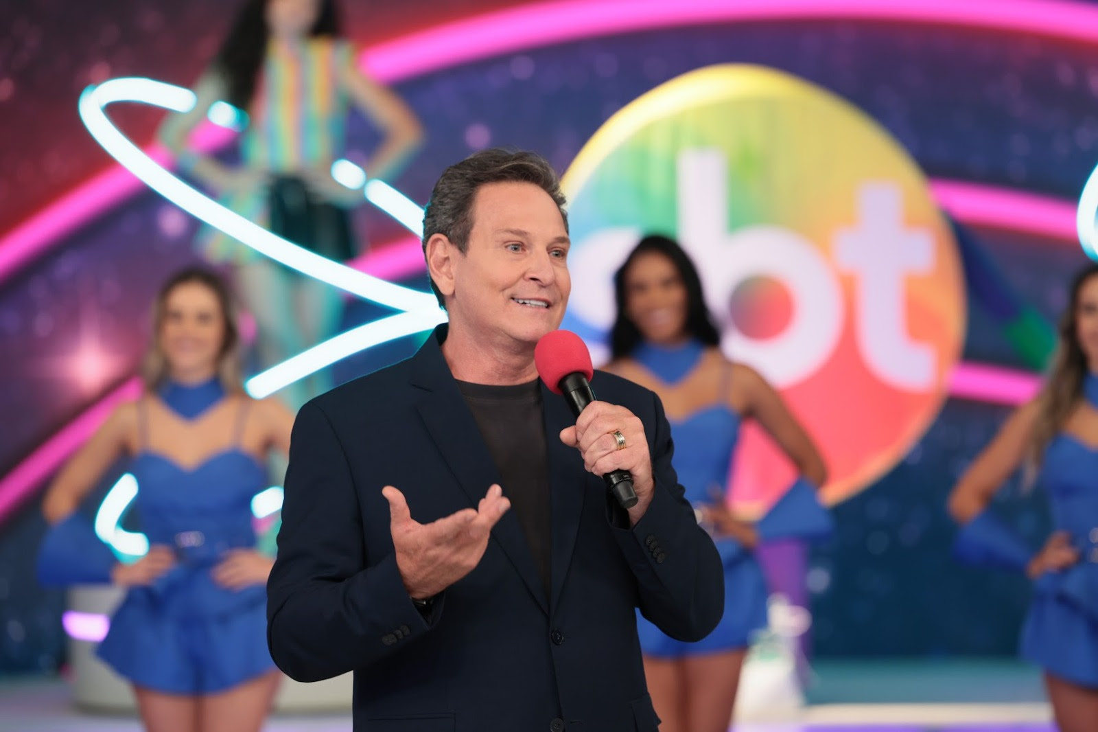 Luís Ricardo homenageia Gugu Liberato ao assumir o ‘Viva a Noite’ no SBT