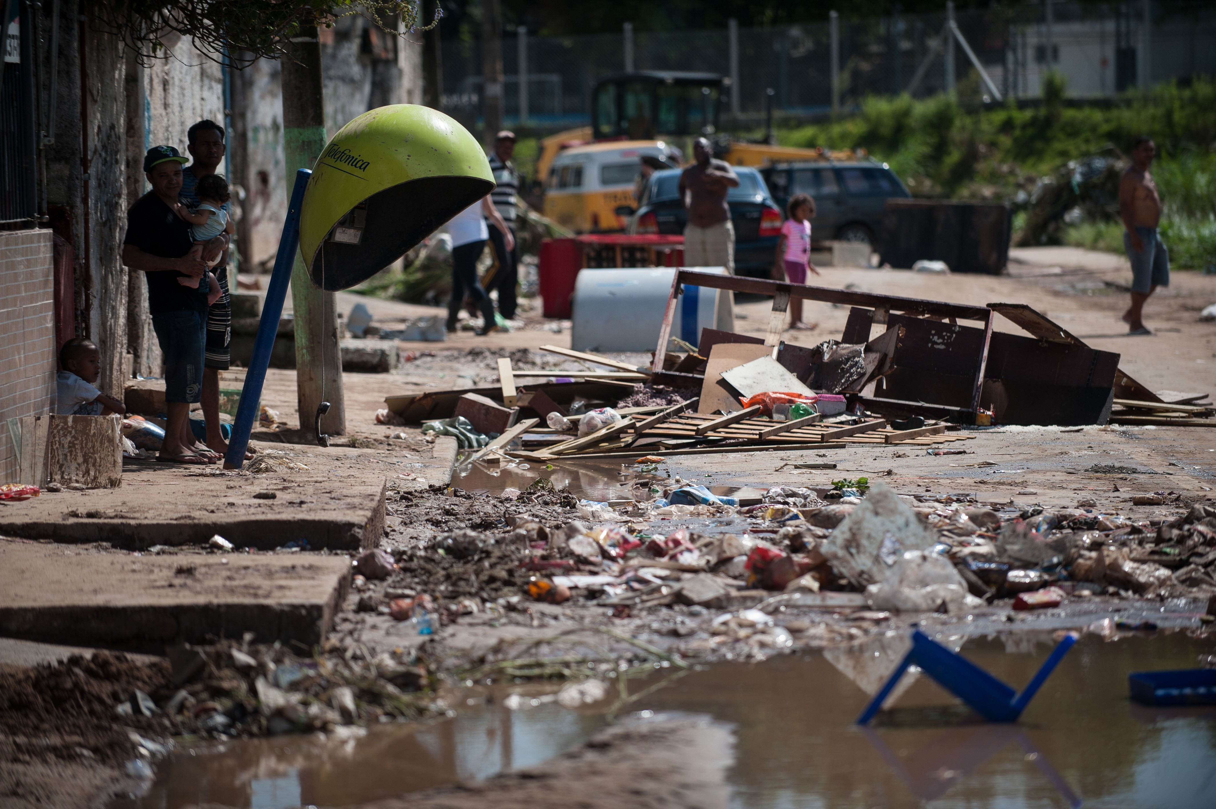 Taboão da Serra - Moradores do município da região metropolitana de São Paulo, limpam suas casas e tentam recuperar o que restou depois das fortes chuvas da noite de ontem (22) (Marcelo Camargo/Agência Brasil)