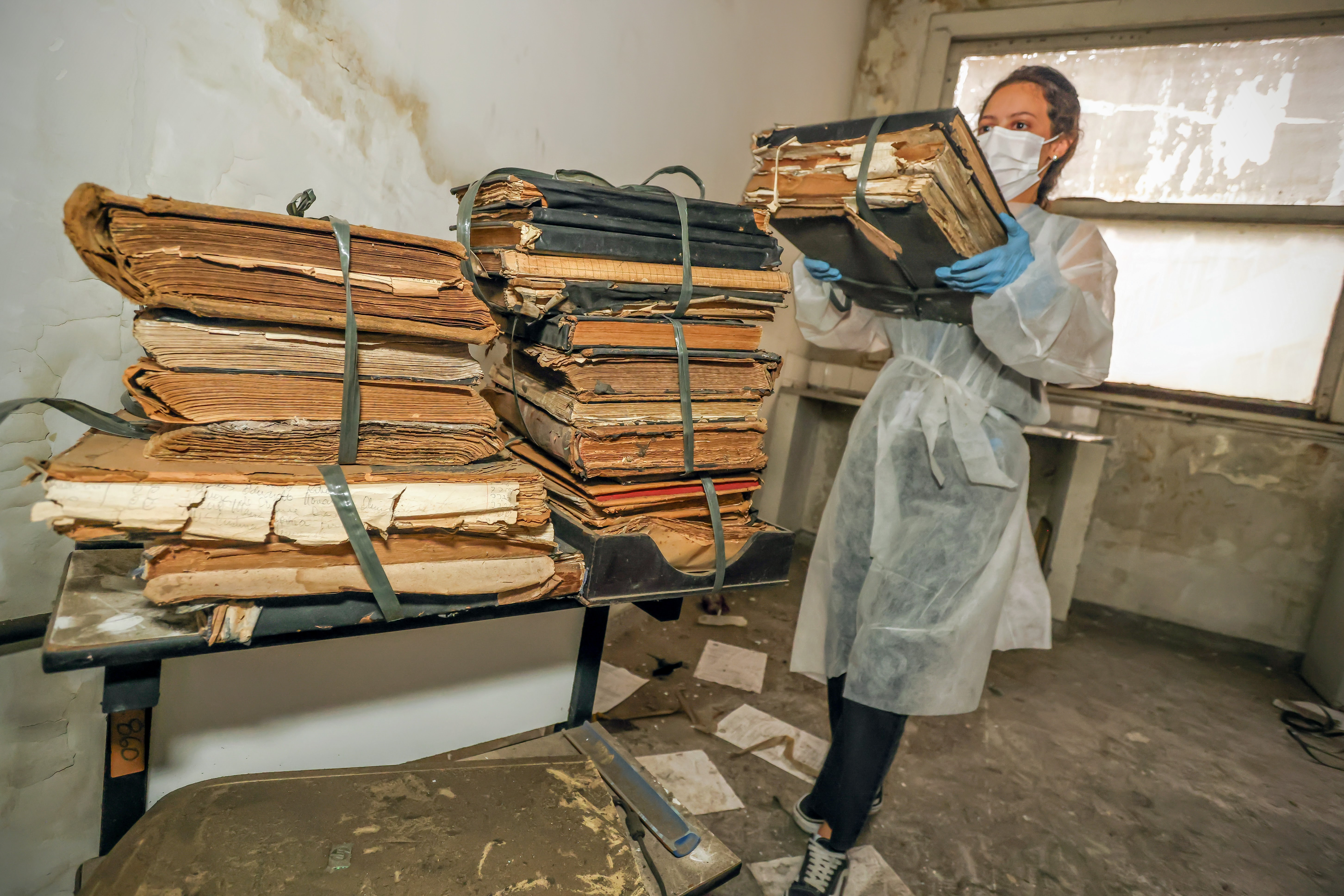 Técnica do Arquivo Pùblico do Estado do Rio recolhe documentos históricos do antigo prédio do IML