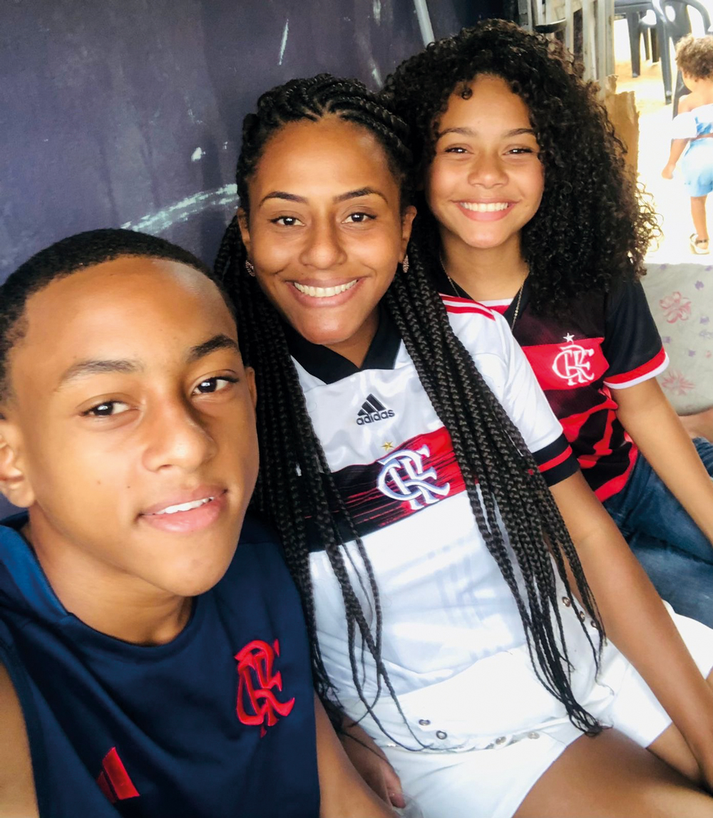 MODO MULTITAREFAS - Aos 32 anos, Laiana Carolina da Silva, que foi mãe aos 18 de João Pedro, hoje com 14, e logo de Sophia, de 11, diz que a rotina ficou puxada e que sobra menos tempo para refletir sobre cada atitude. “Às vezes, me sinto no piloto automático”, afirma.