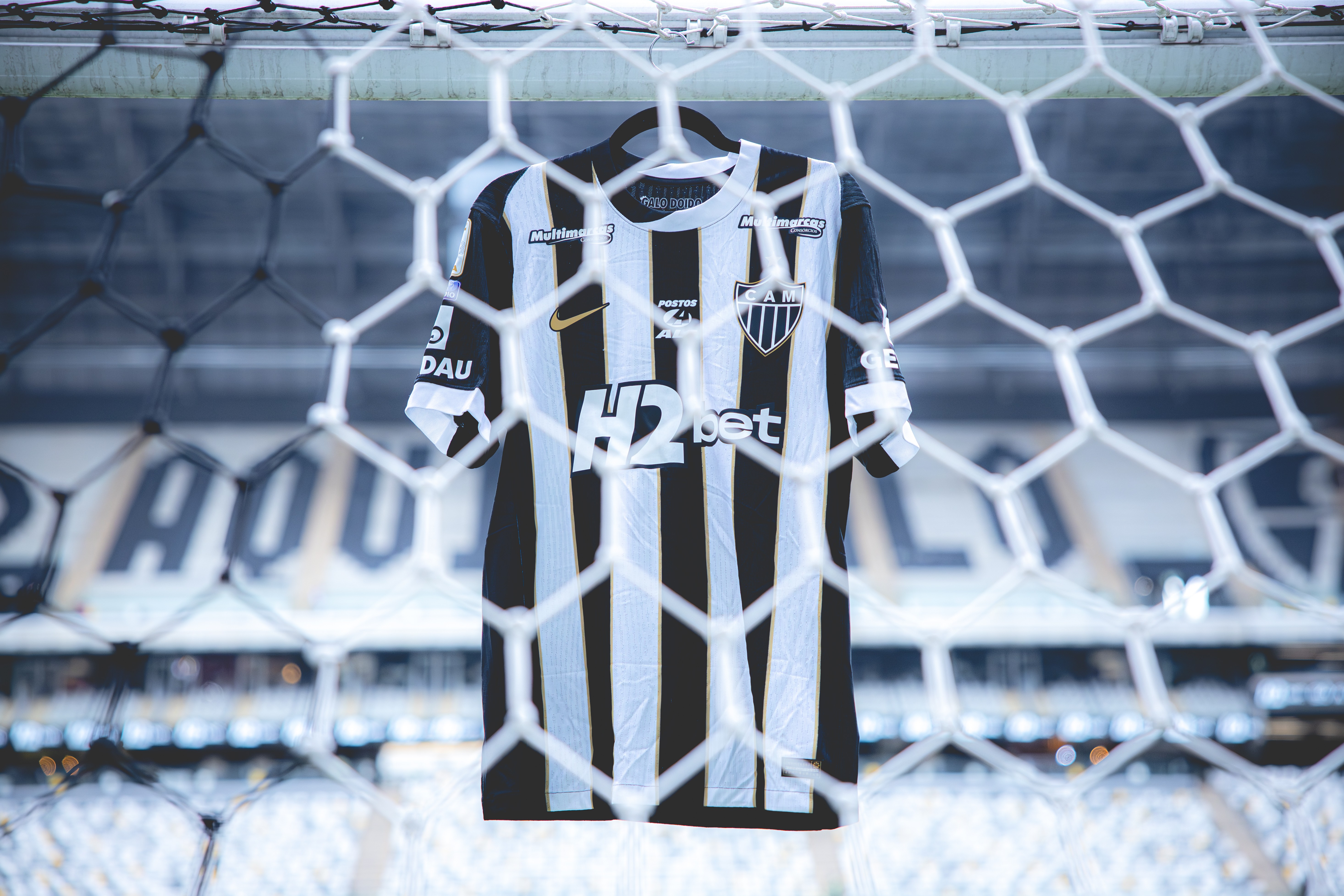Camisa do Atlético Mineiro, clube brasileiro com a maior dívida líquida, segundo estudo