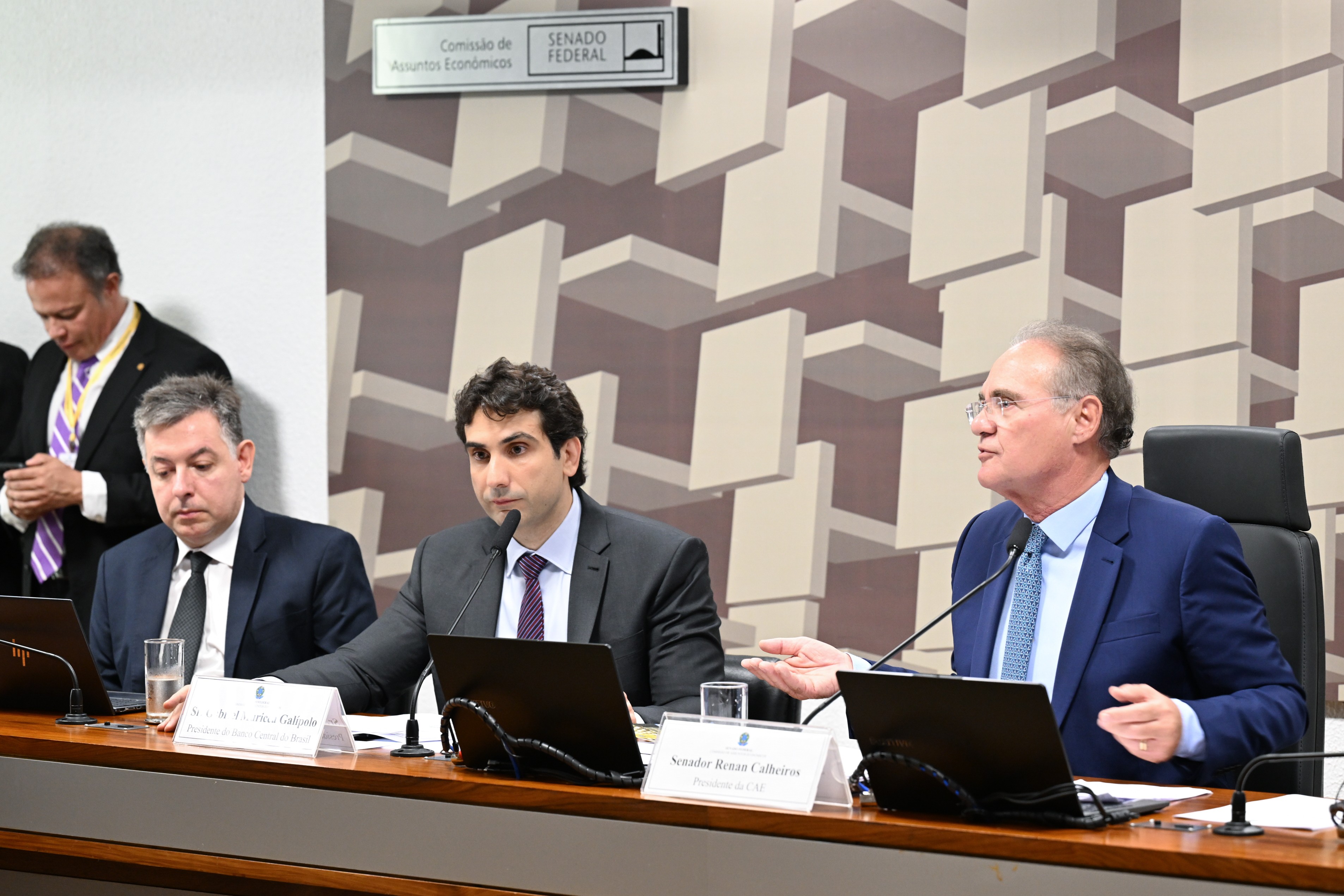 Galípolo e Renan Calheiros debatem em sessão da CAE