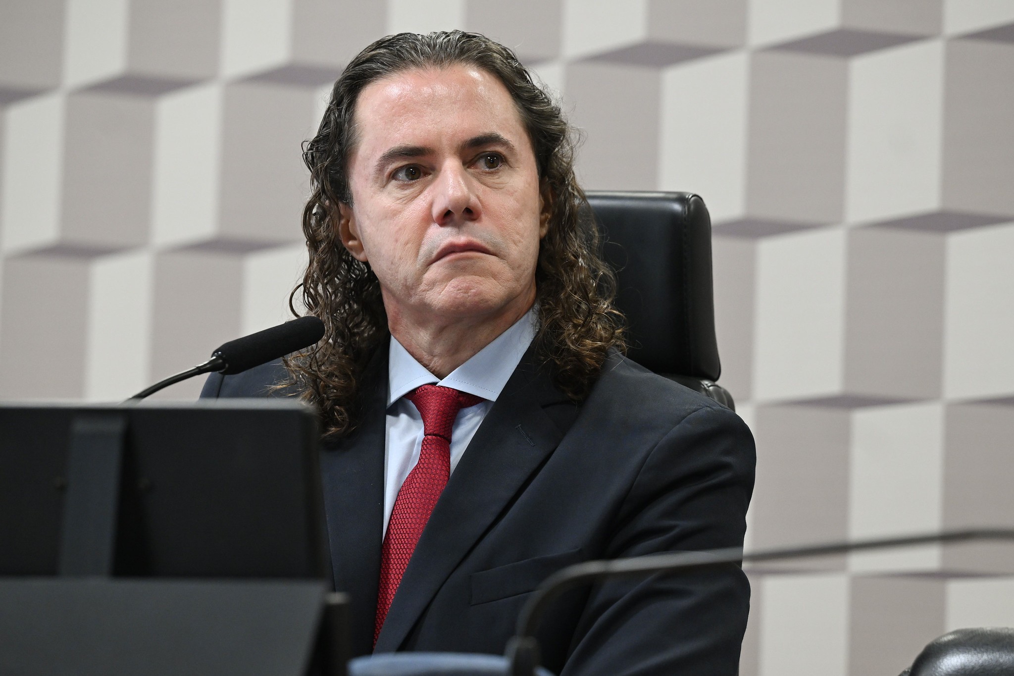 Caso envolvendo senador e voo pago em dinheiro vivo chega ao STF