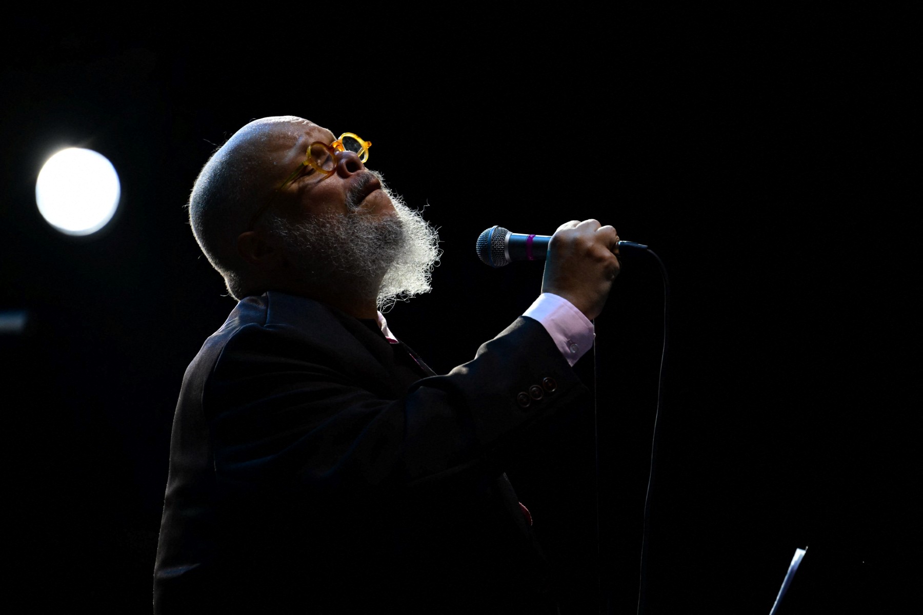 Brazilian singer Ed Motta performs onstage during the 90s Festival at Marina da Gloria in Río de Janeiro, Brazil, on July 19, 2024. (Photo by Pablo PORCIUNCULA / AFP)