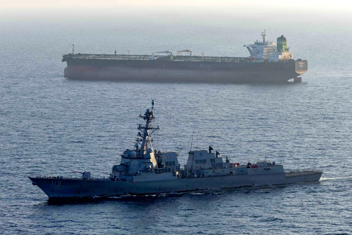 Destróier dos EUA bloqueia navio do Irã no Estreito de Ormuz