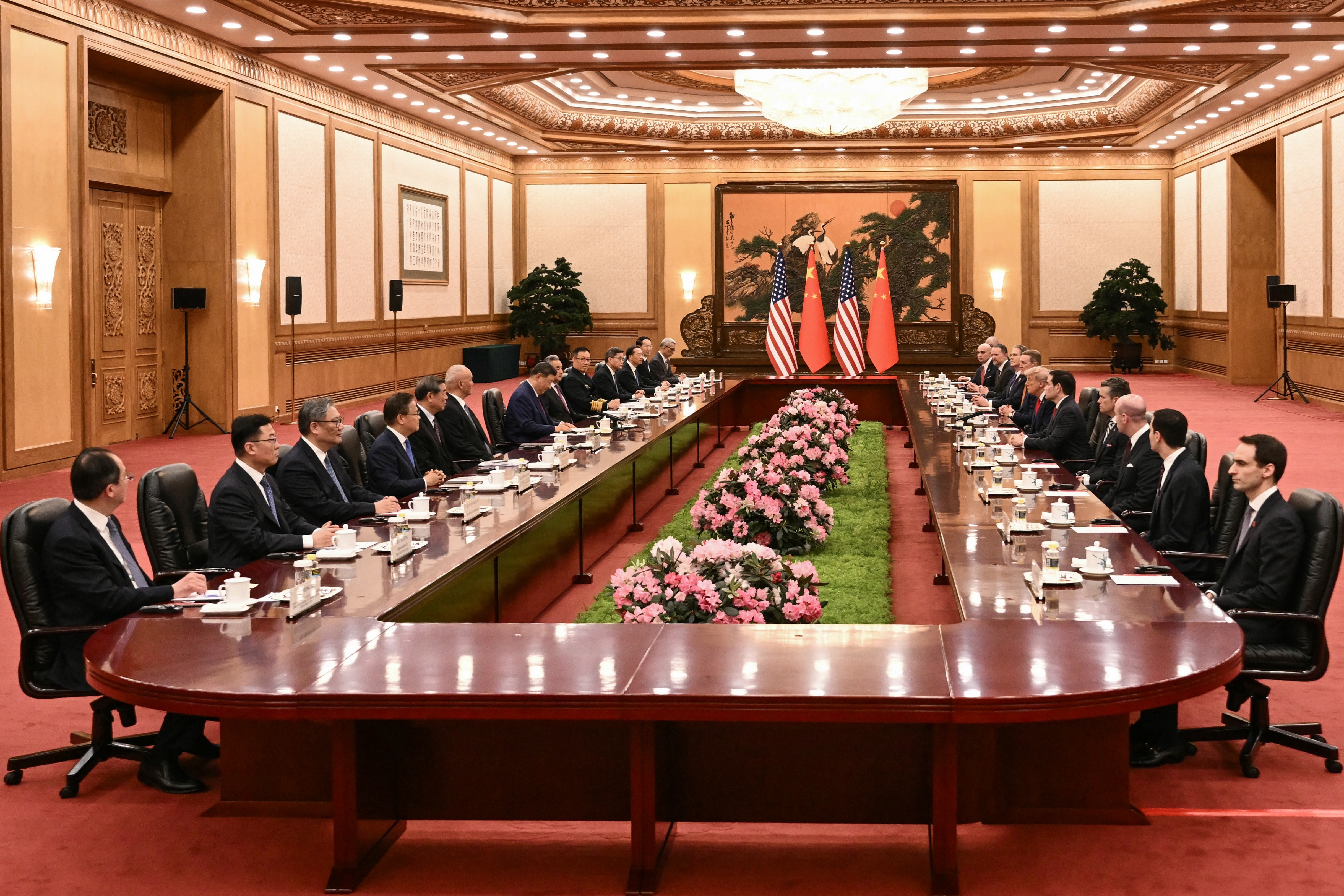 O presidente da China, Xi Jinping, e o presidente dos Estados Unidos, Donald Trump, participam de uma reunião bilateral no Grande Salão do Povo, em Pequim, nesta quinta-feira (14)