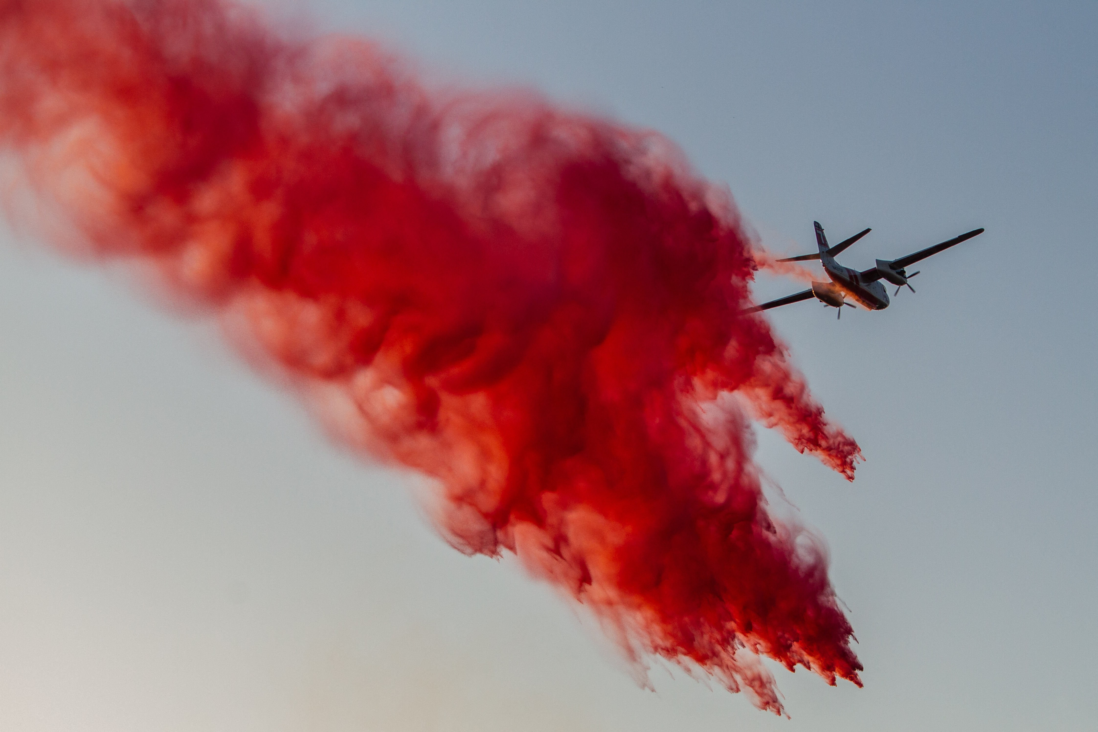 Avião tenta apagar incêndio florestal nos arredores de Los Angeles, nos Estados Unidos, em 18 de maio de 2026