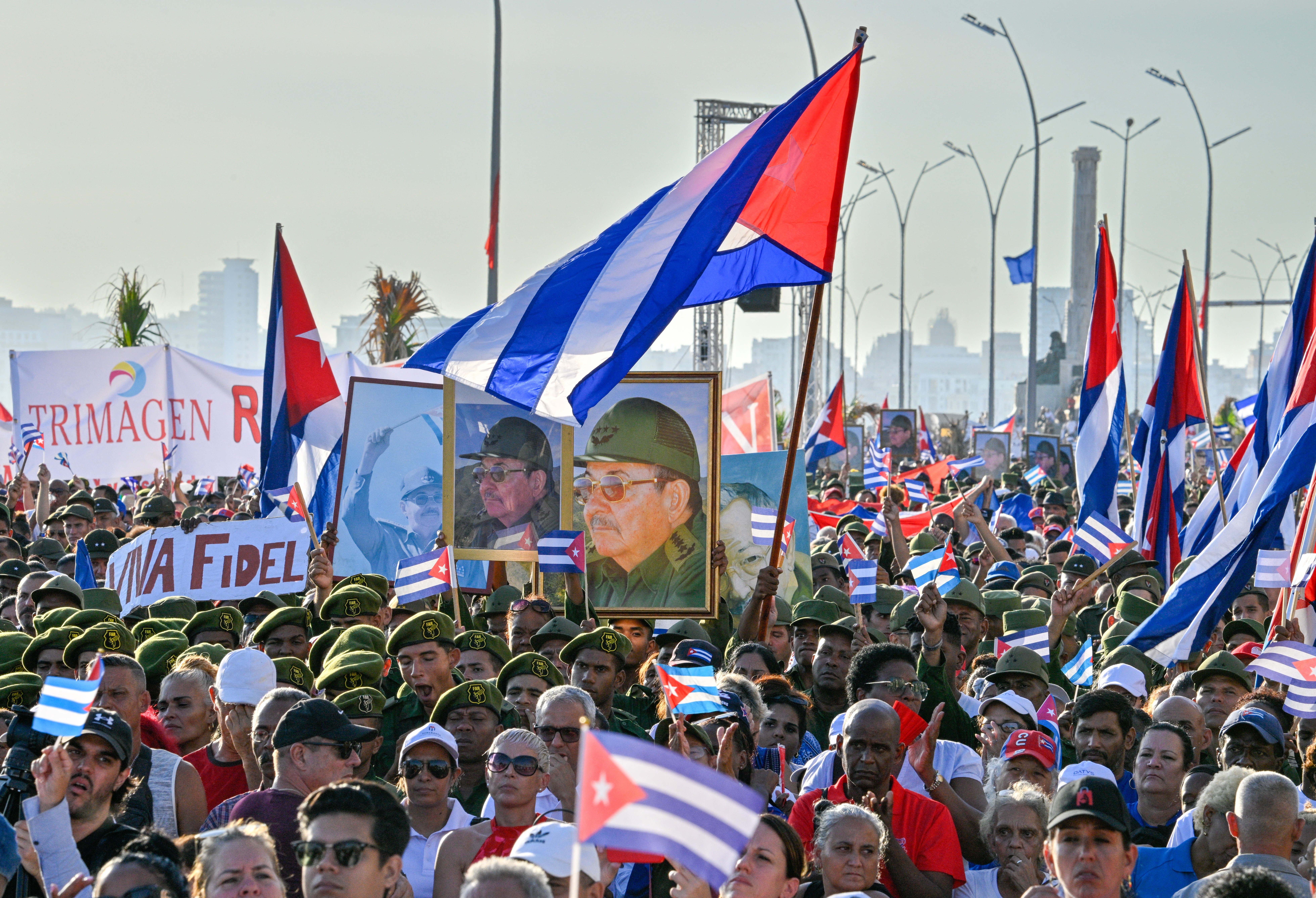 Pessoas participam de um protesto em apoio ao ex-presidente cubano Raúl Castro, de 94 anos, que foi indiciado por um tribunal dos EUA, em frente à Embaixada dos EUA em Havana, em 22 de maio de 2026