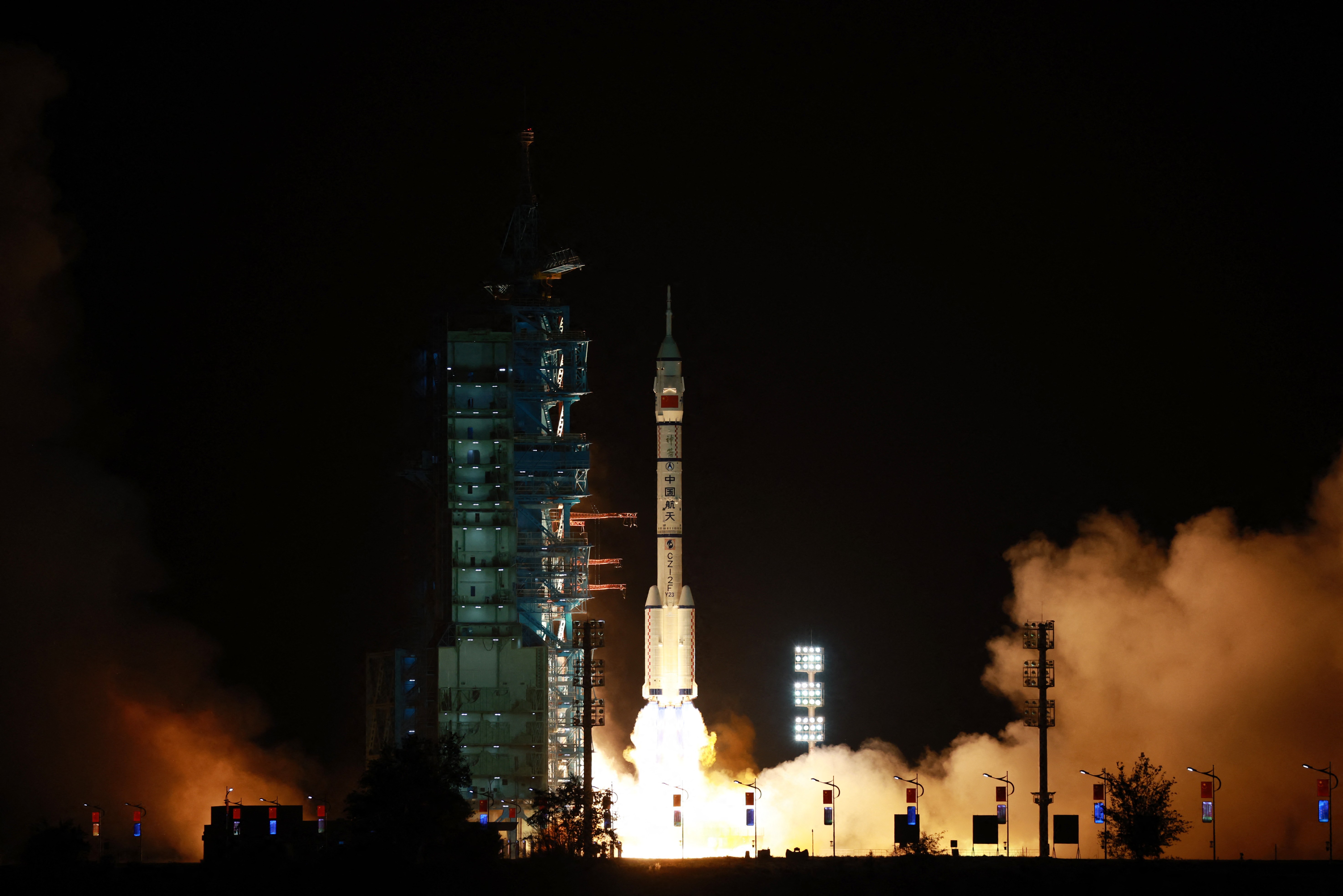O bem-sucedido lançamento da Shenzhou-23 com o foguete Long March-2F: três astronautas chineses a bordo