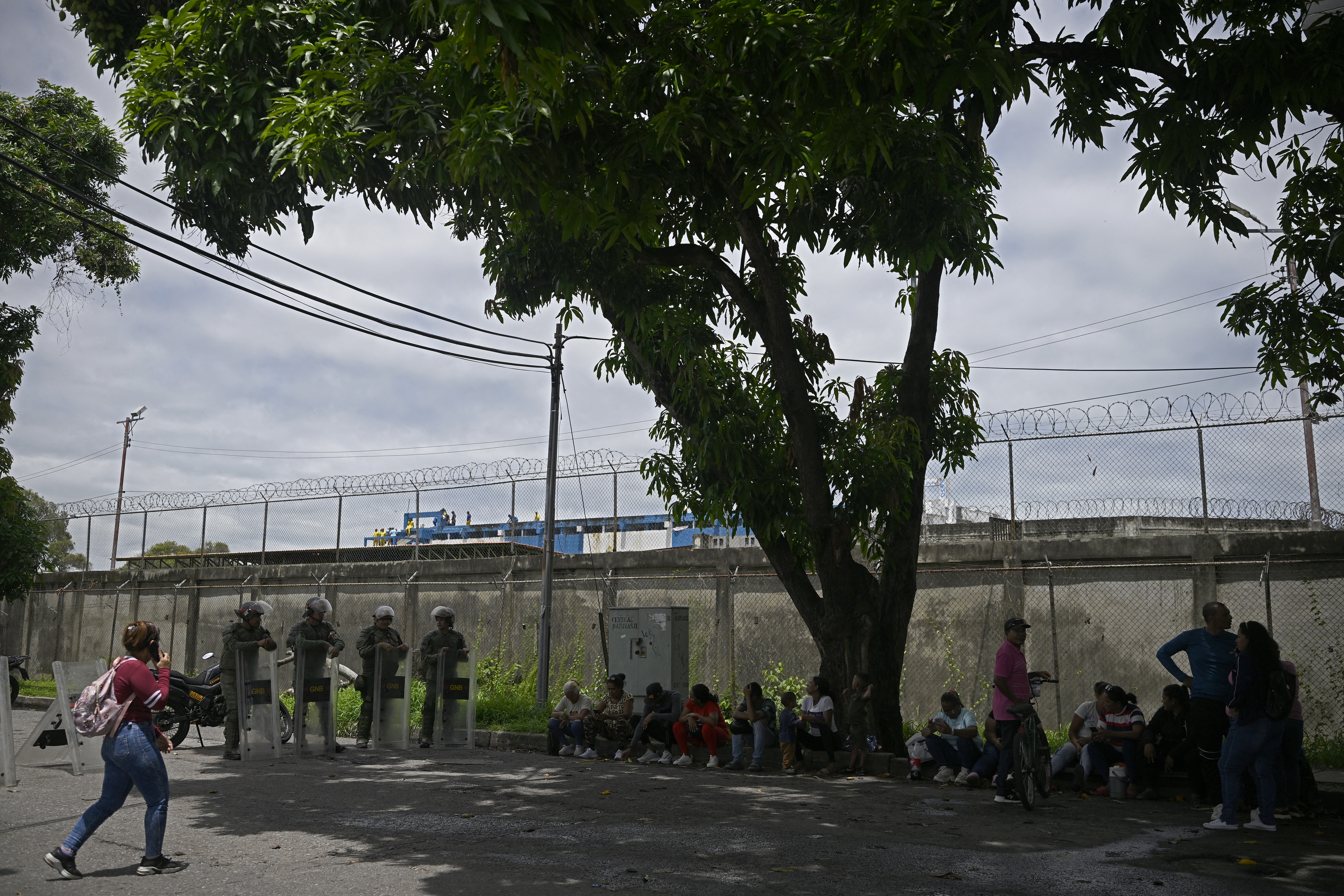 Venezuela demite diretor de presídio após enorme rebelião contra maus-tratos; veja vídeos
