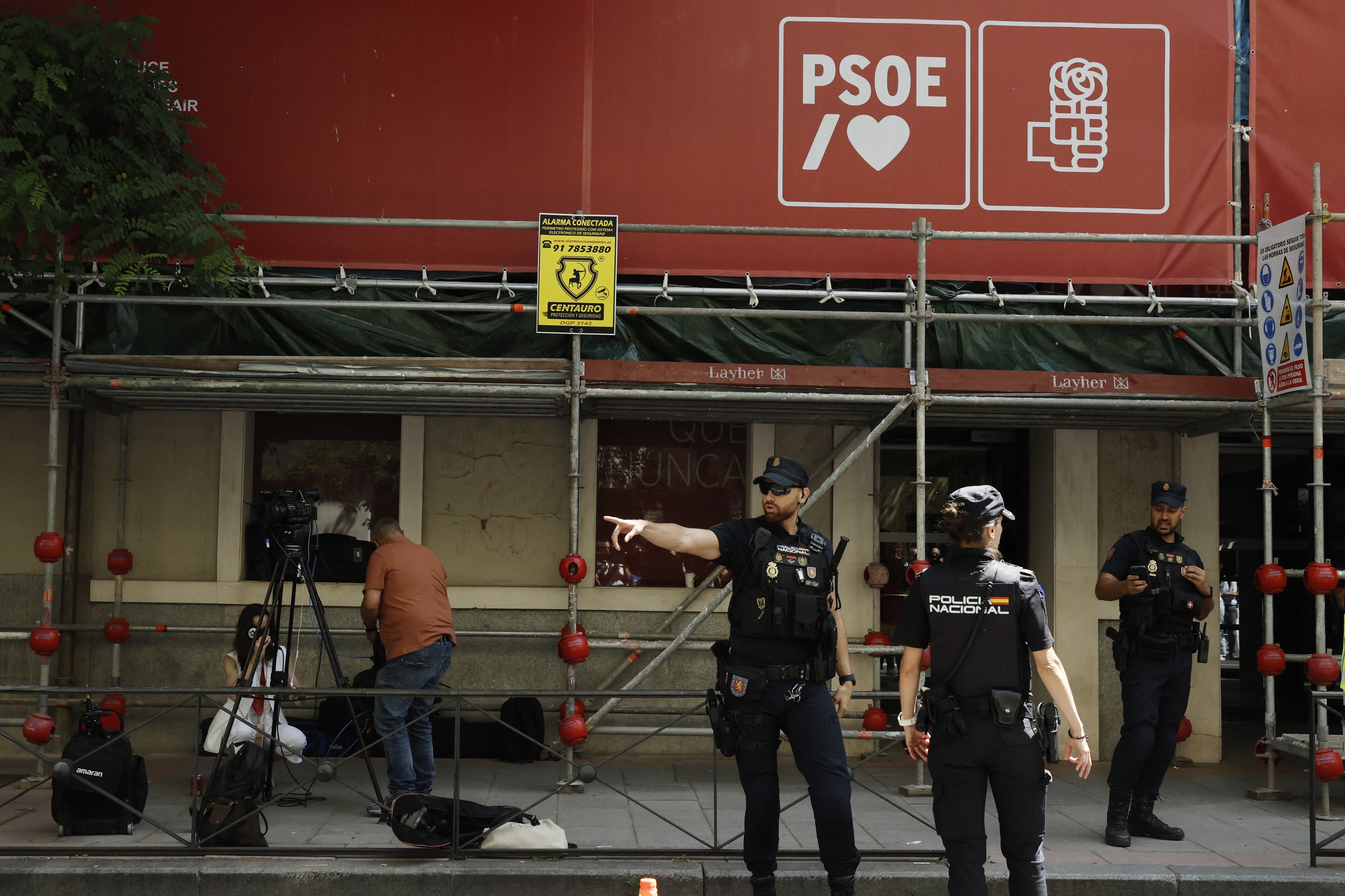 Em novo golpe para Sánchez, polícia revista sede do Partido Socialista na Espanha