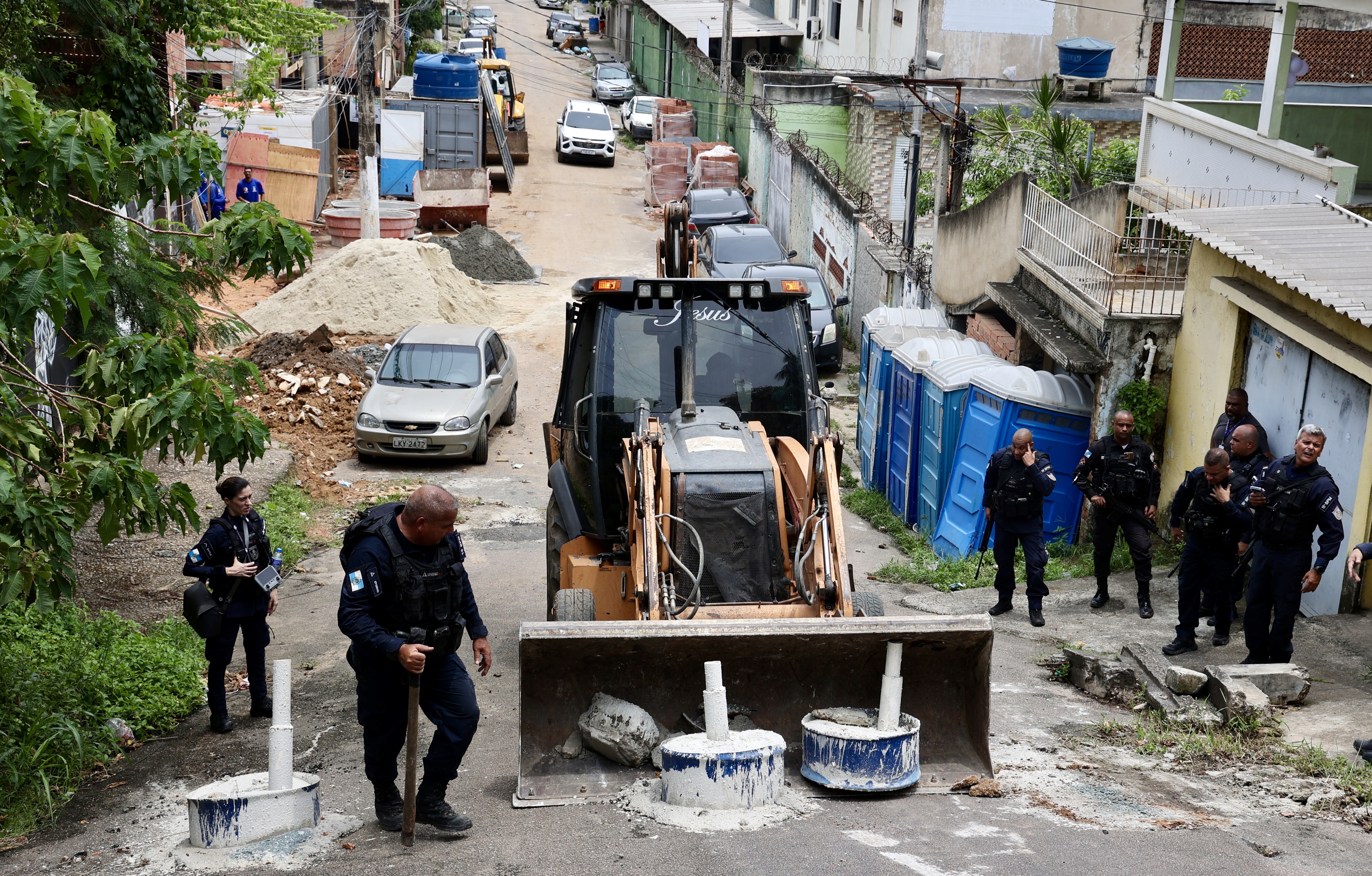 Ação do Barricada Zero remove material usado pelo crime para obstruir via: PM já executava programa e agora passa também a planejá-lo