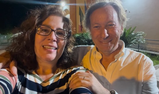 A deputada federal Carla Zambelli, com seu advogado na Itália, Pieremilio Samarco, na sua primeira aparição depois de deixar o cárcere