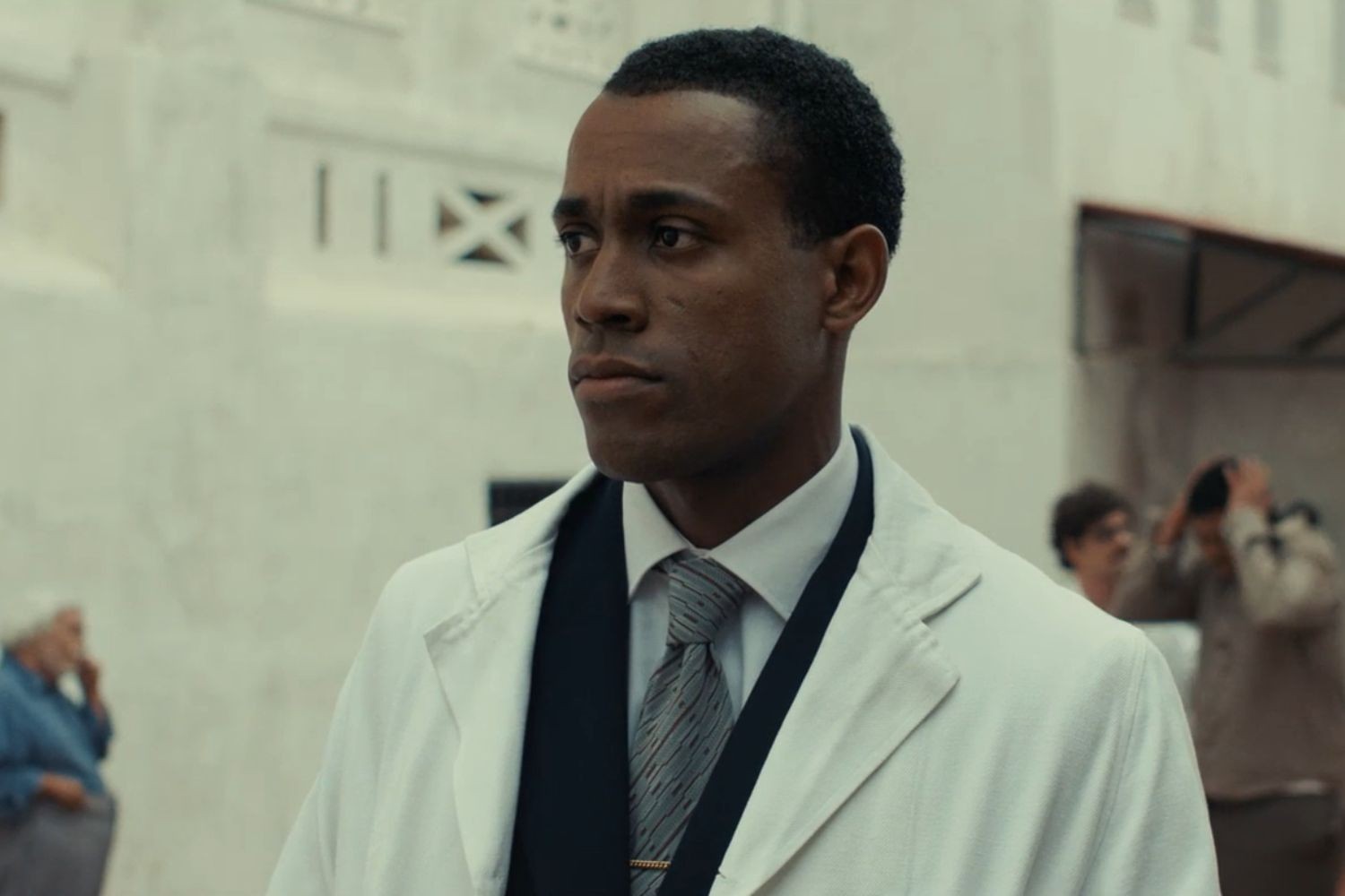 Alexandre Bouyer caracterizado como Frantz Fanon no longa-metragem