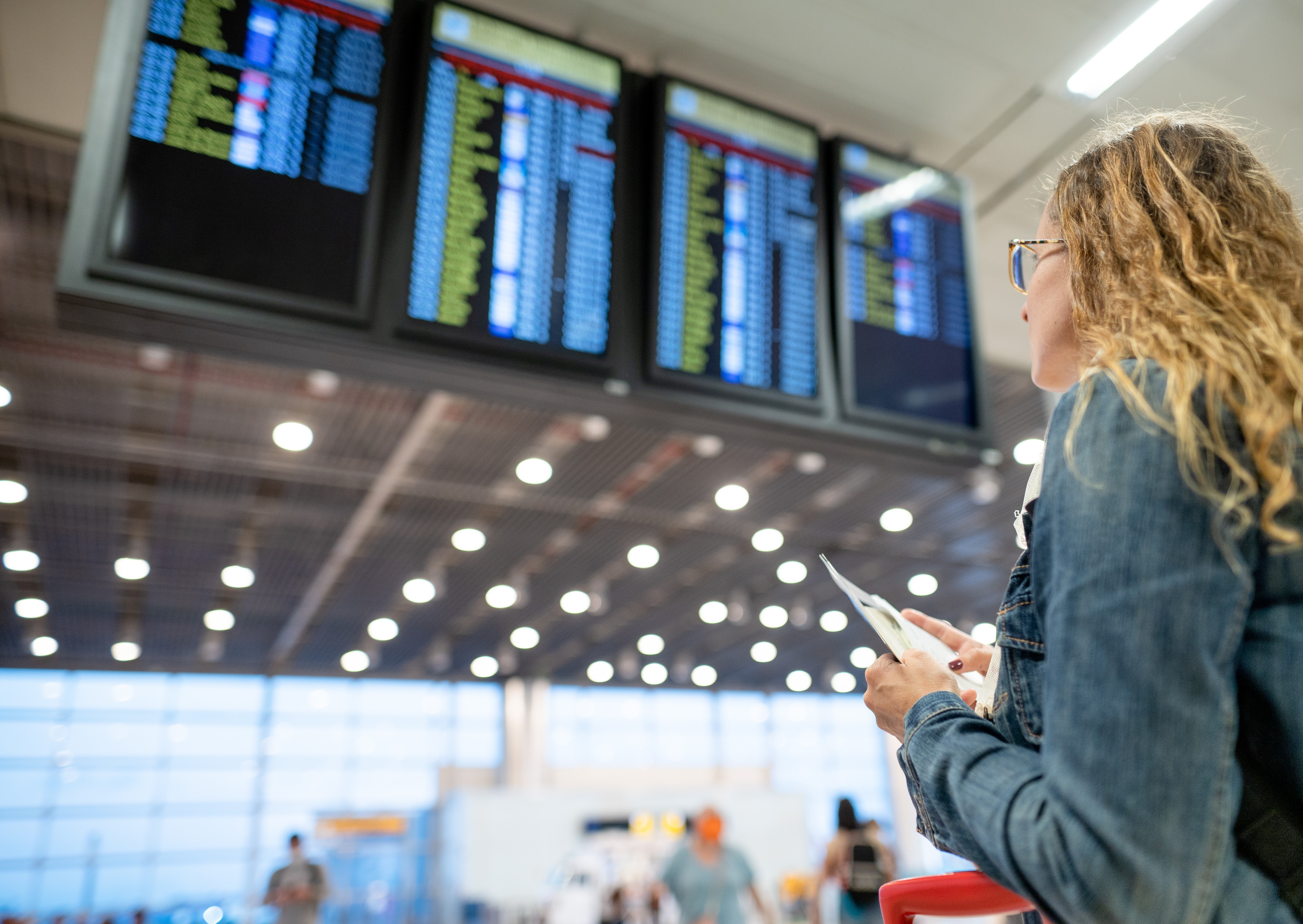 Pessoa olhando voos no aeroporto