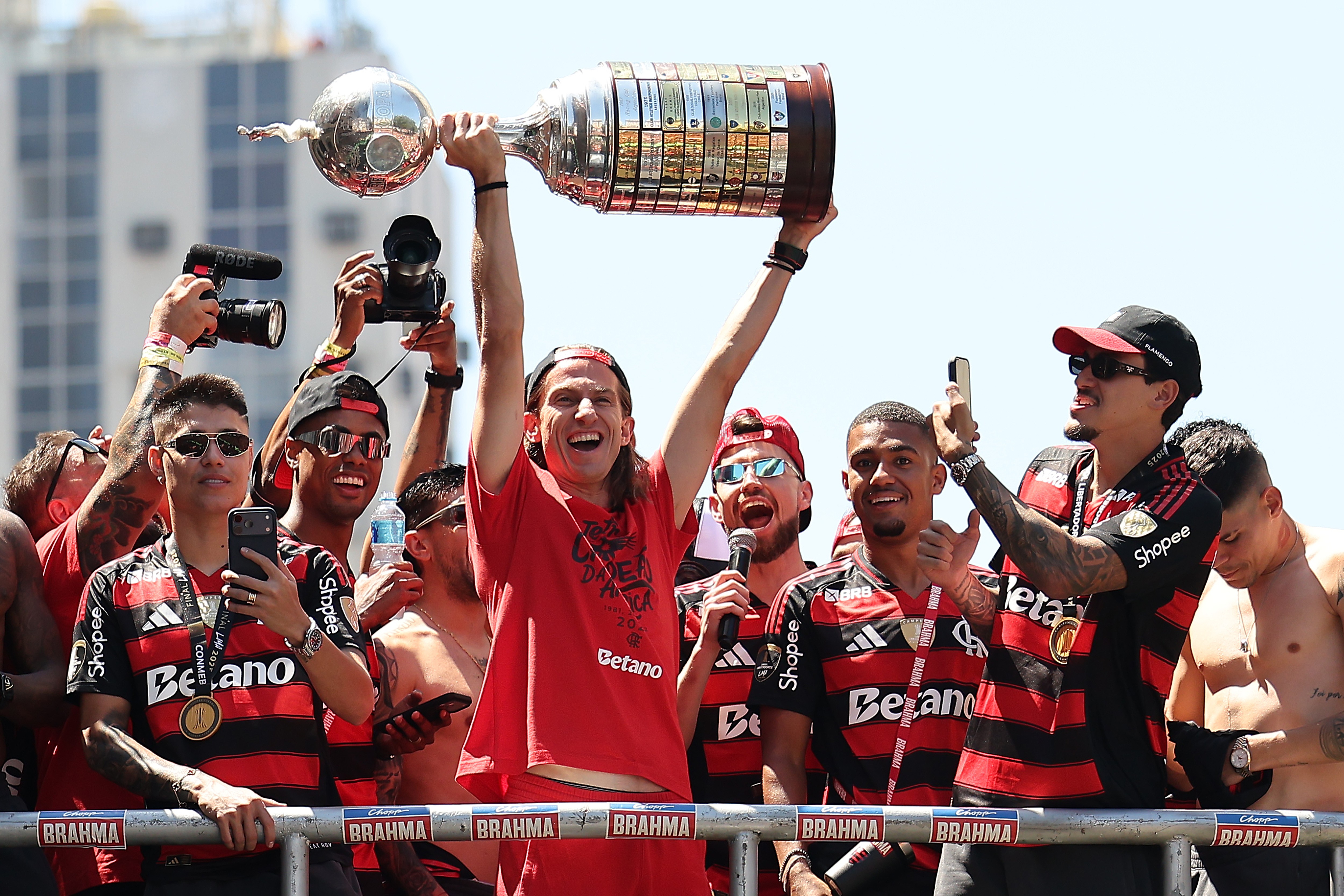 Foto do Flamengo comemorando por ganhar a Libertadores de 2025