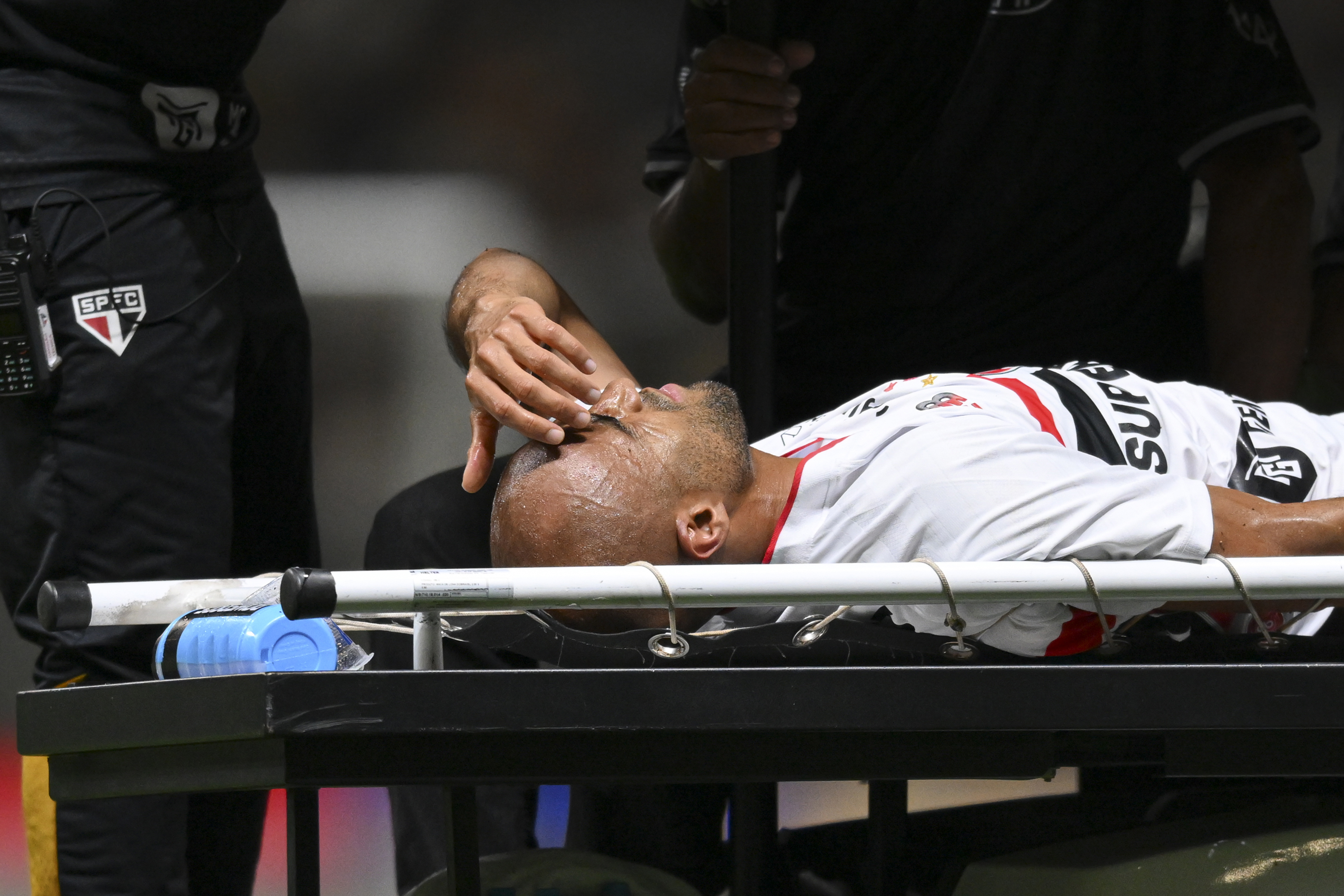BELO HORIZONTE, BRAZIL - MARCH 18: Lucas Moura of Sao Paulo is stretchered out after being injured during a match between Atletico Mineiro and Sao Paulo as part of Brasileirao 2026 at Arena MRV on March 18, 2026 in Belo Horizonte, Brazil. (Photo by Pedro Vilela/Getty Images)