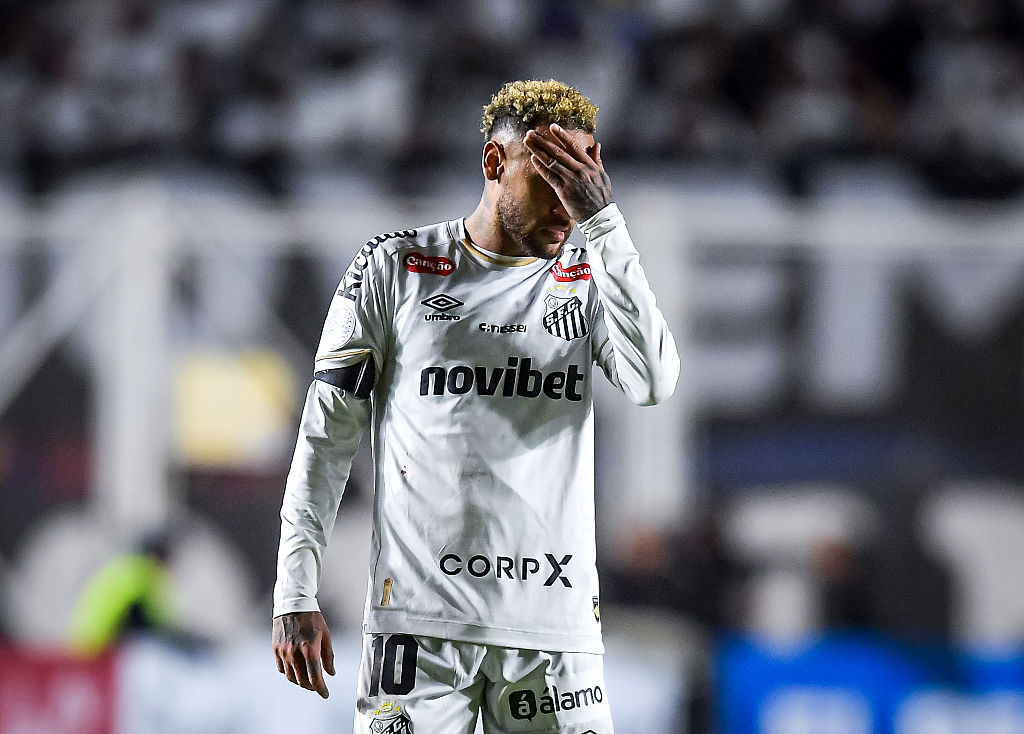 Foto de Neymar com a mão sobre o rosto durante jogo.