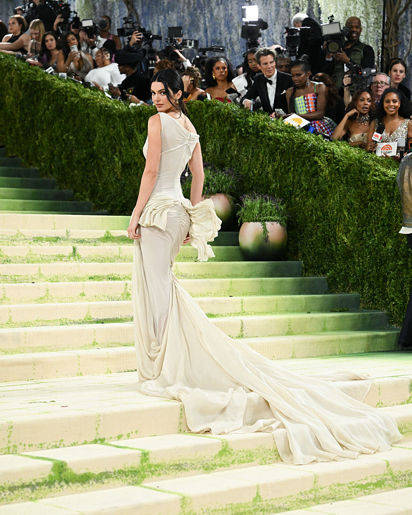 Kendall Jenner veste Gap Studio por Zac Posen