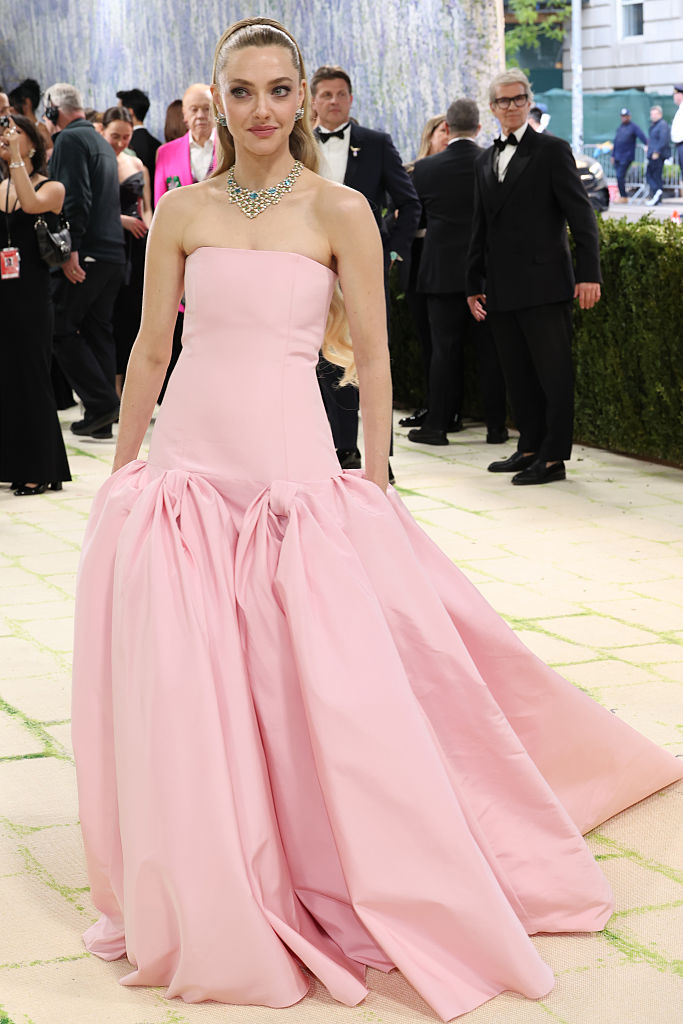 Amanda Seyfried veste Prada e joias Tiffany & Co