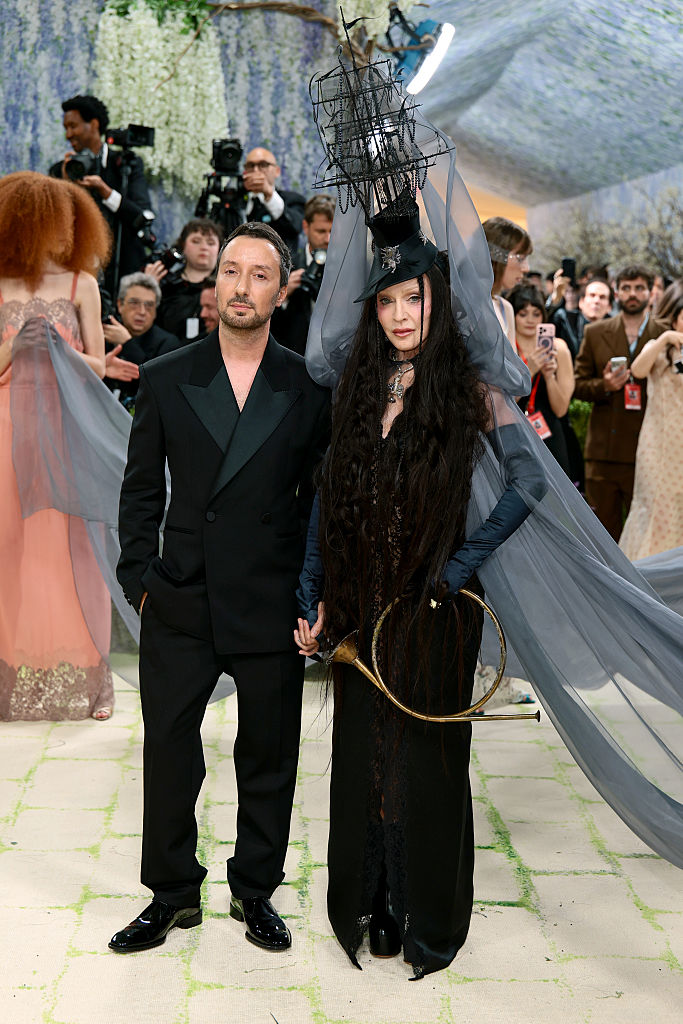 Anthony Vaccarello e Madonna, que veste Saint Laurent