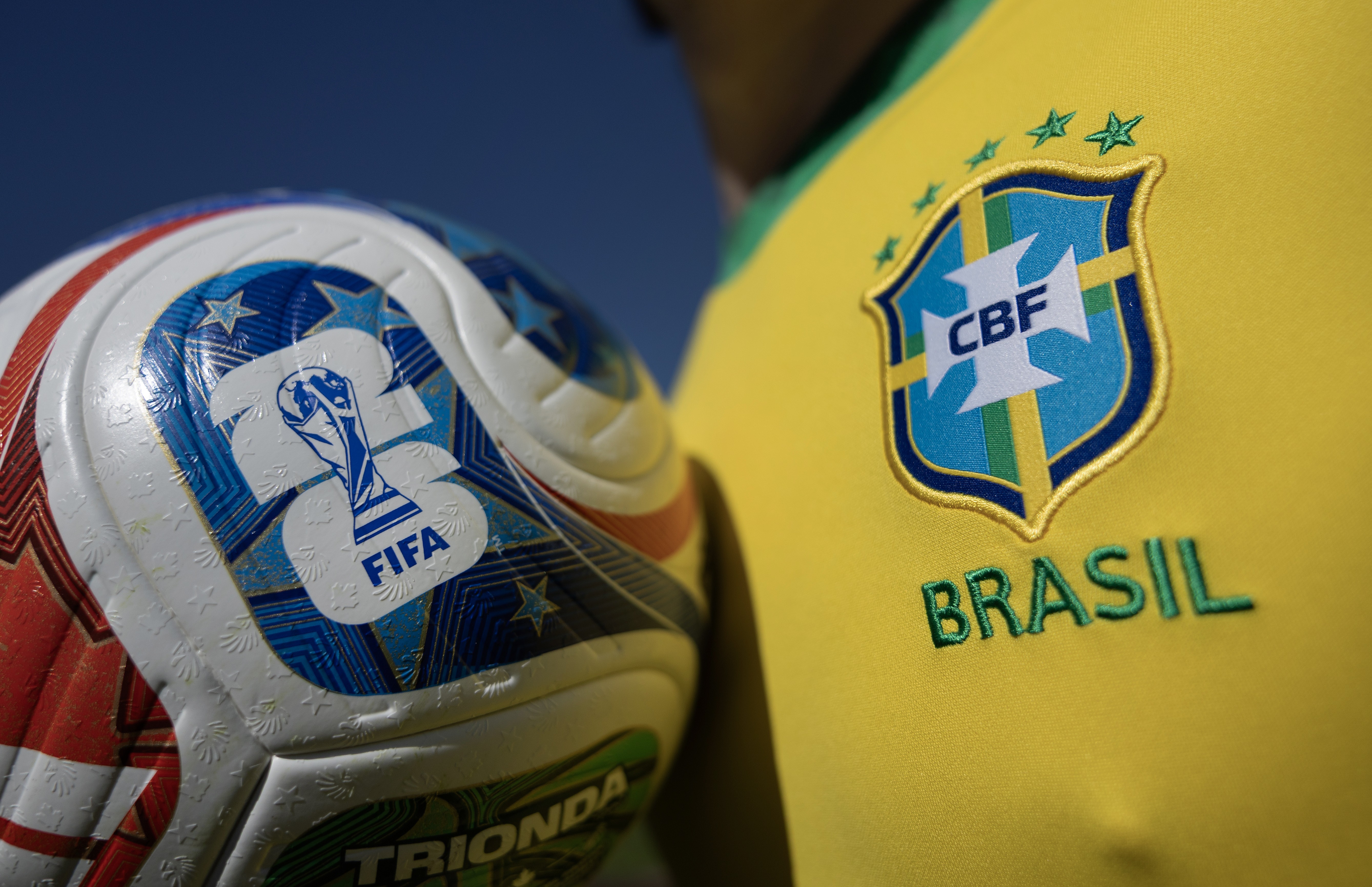 Foto montada de torcedor com camisa do Brasil segurando bola da Copa de 2026.
