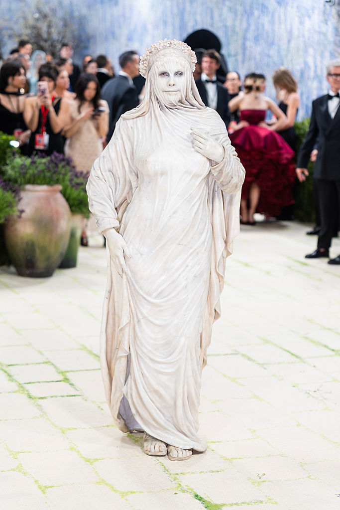 Heidi Klum em look inspirado na escultura 