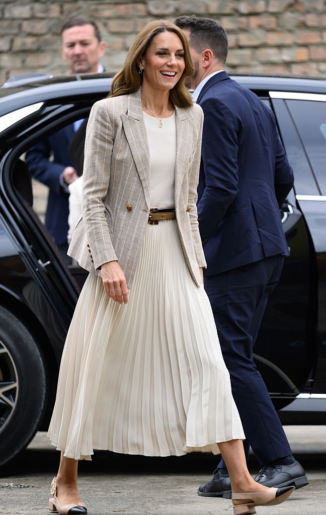 Kate Middleton veste saia plissada de Jenni Kayne, blazer e cinto de Blazé Milano e sapatos de Camilla Elphick
