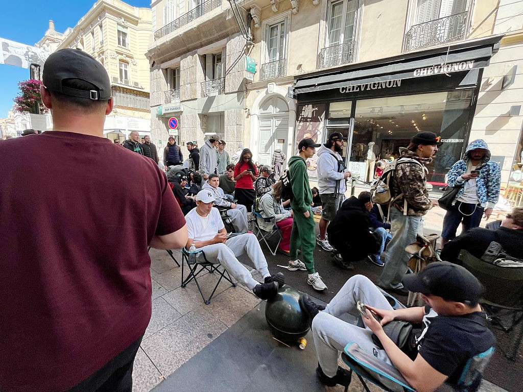 Fila em Cannes para comprar o relógio da AP X Swatch