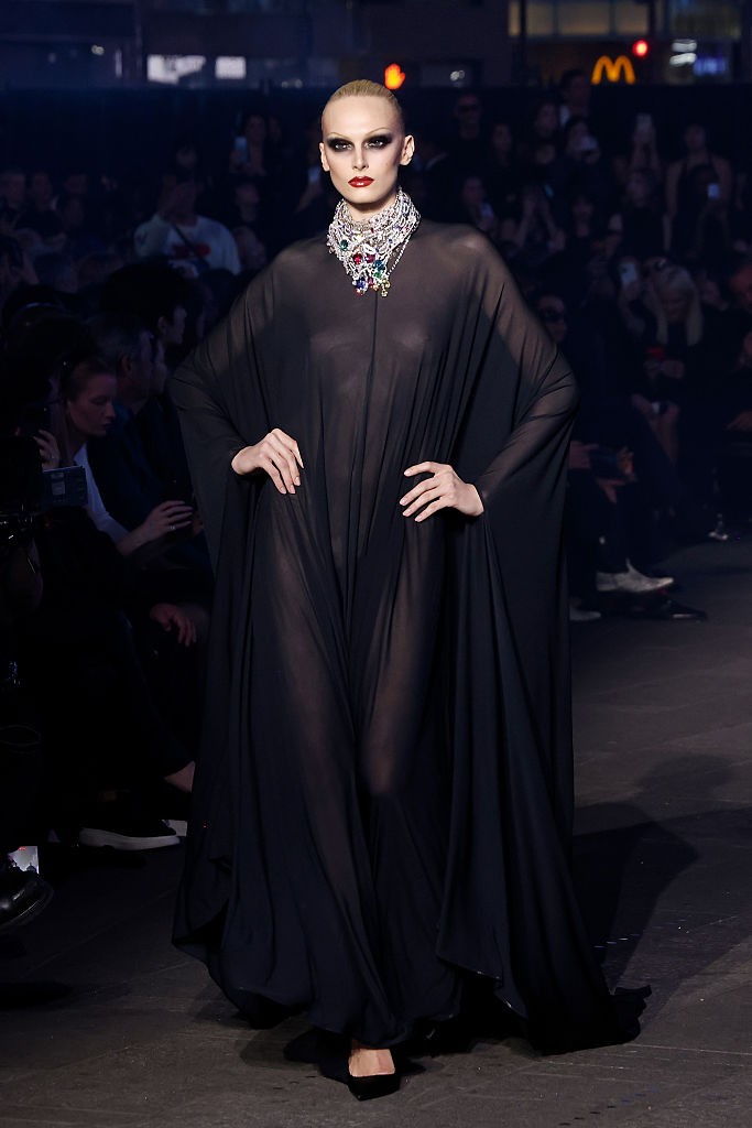 Alex Consani desfila para Gucci Cruise 2026/2027