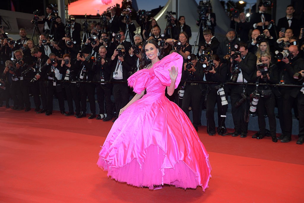Demi Moore: modelo dramático, cor de rosa e volumoso