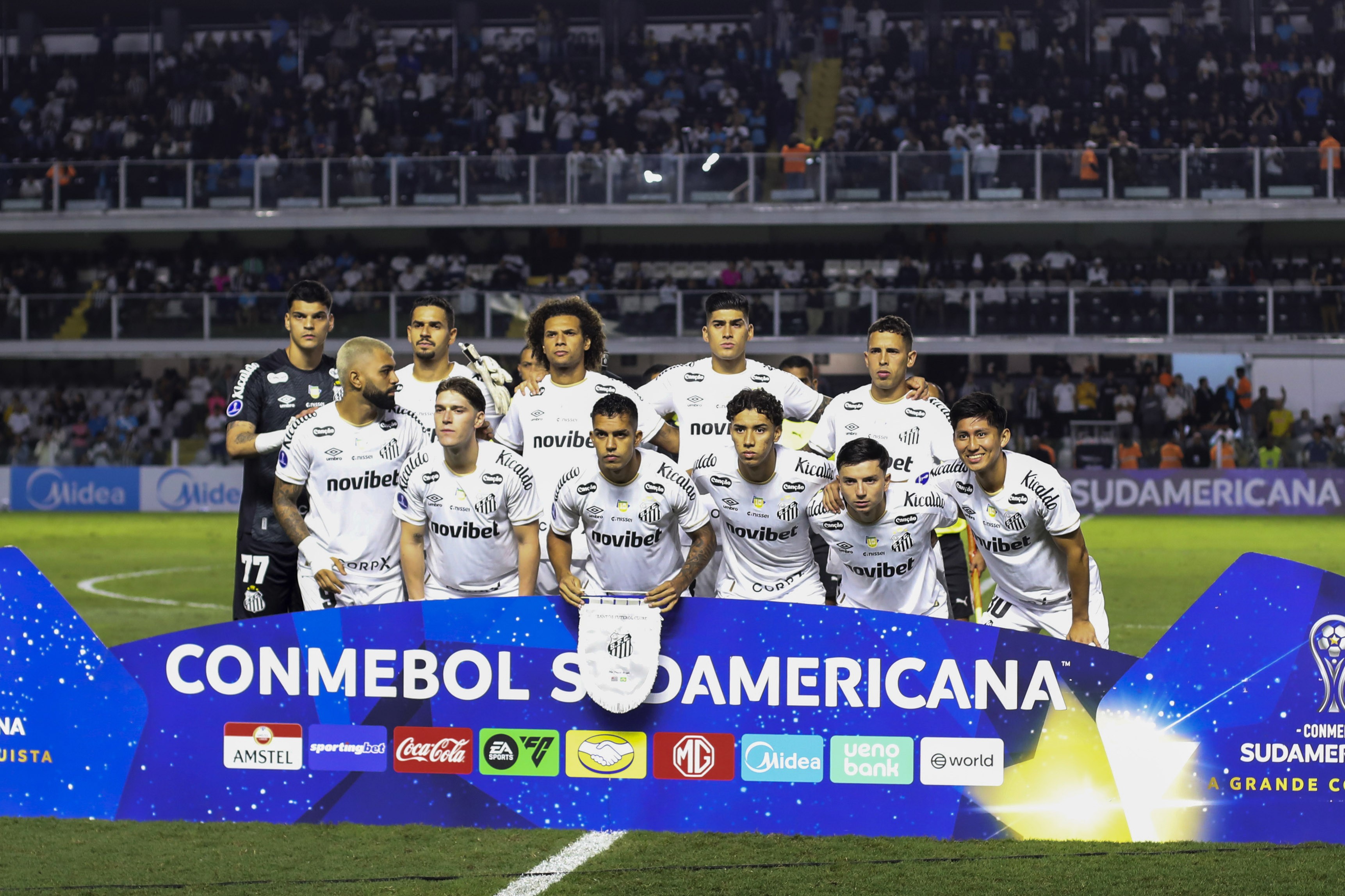 SANTOS, BRAZIL - MAY 20: Team of Santos pose for photographers prior to the Copa CONMEBOL Sudamericana 2026 group D match between Santos and San Lorenzo at Vila Belmiro Stadium on May 20, 2026 in Santos, Brazil. (Photo by Ricardo Moreira/Getty Images)