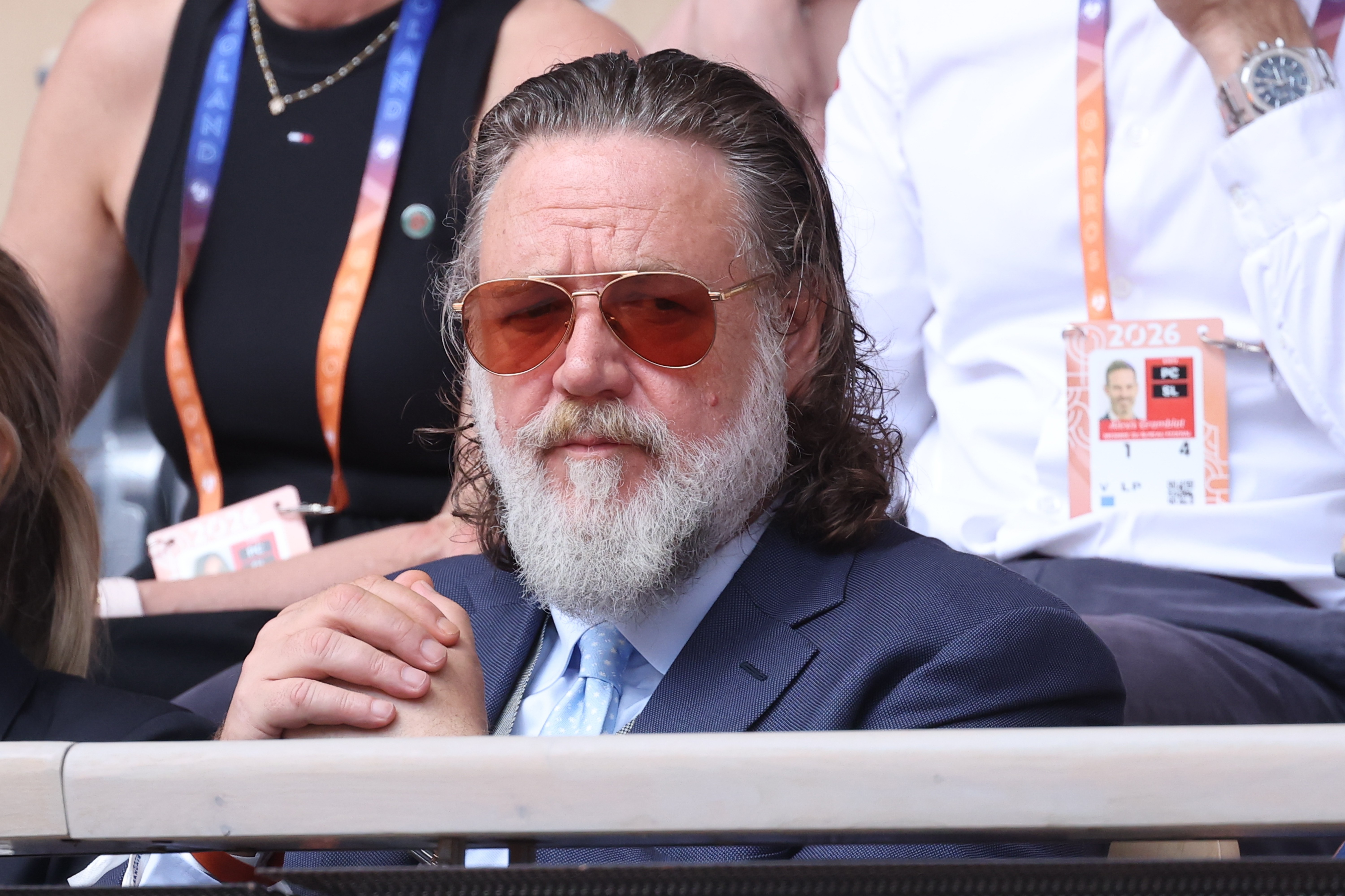 Russell Crowe perde a paciência após tumulto com fãs em hotel