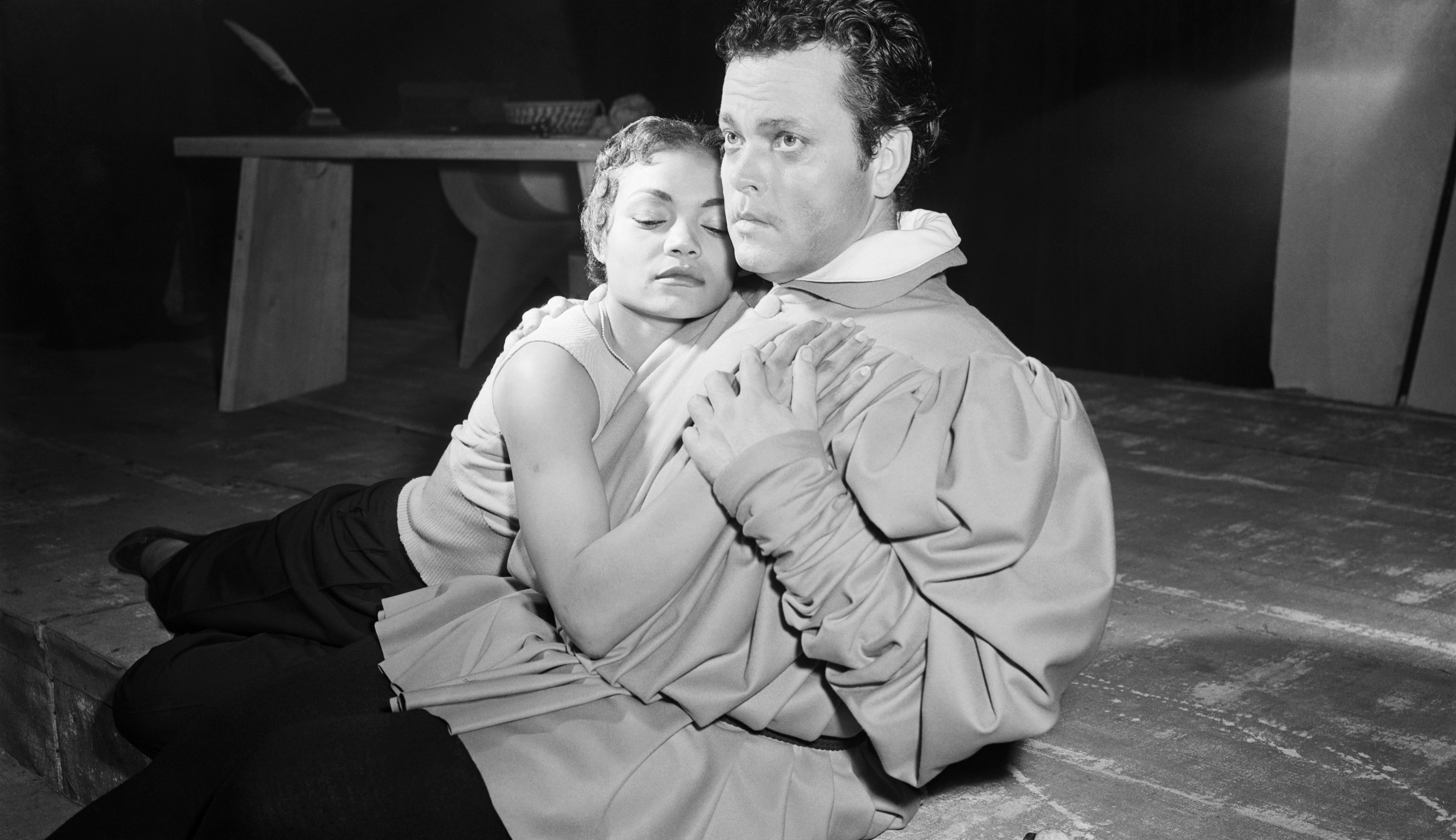 Eartha Kitt como Helena de Tróia ao lado de Orson Welles, 1950