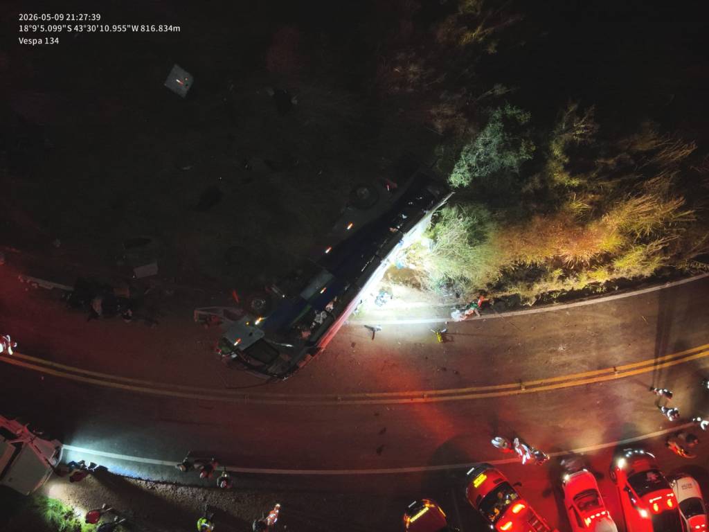 Acidente com ônibus deixa um morto e 39 feridos em Minas Gerais