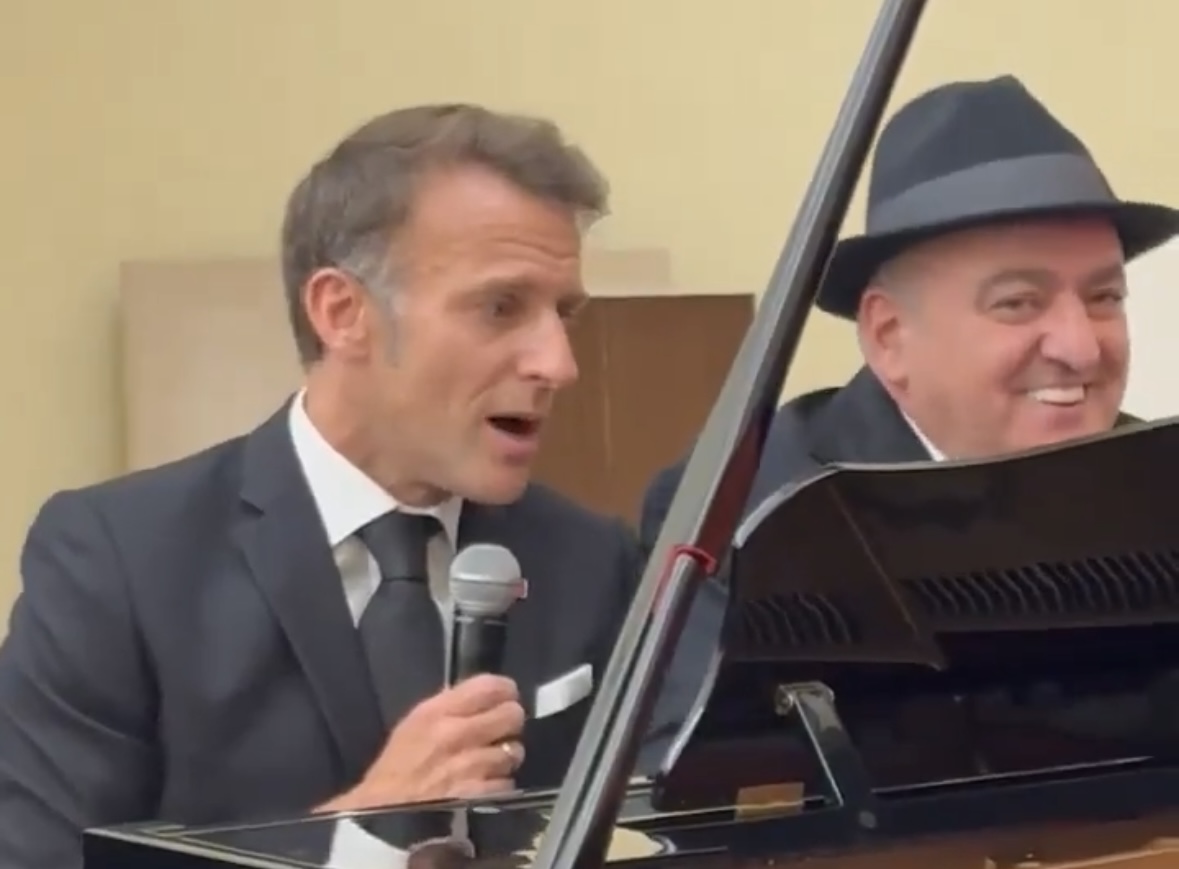 O presidente francês, Emmanuel Macron, cantando 'La Bohème', de Charles Aznavour, em jantar oficial na Armênia.