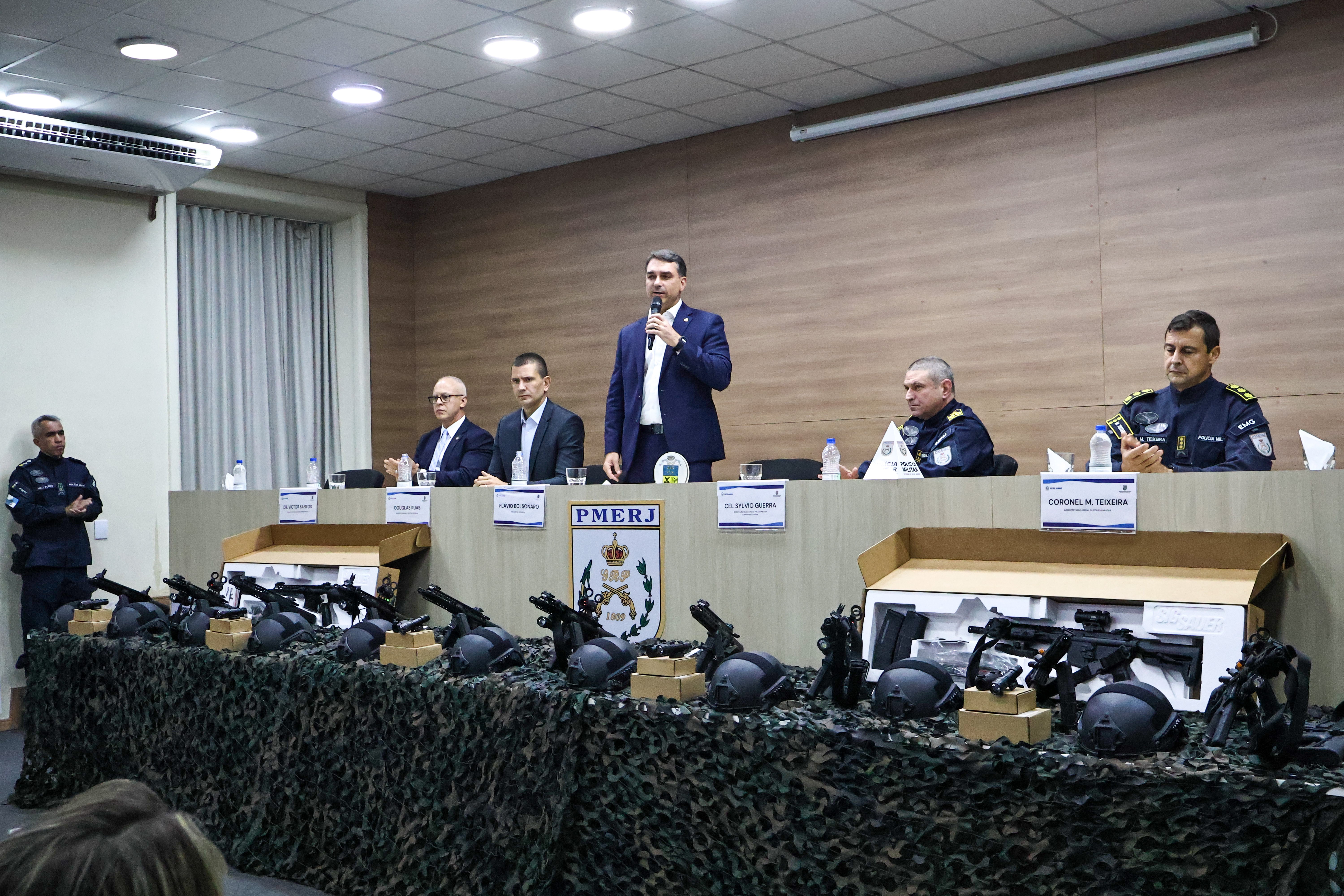 Flávio Bolsonaro durante entrega de fuzis para a PM do Rio