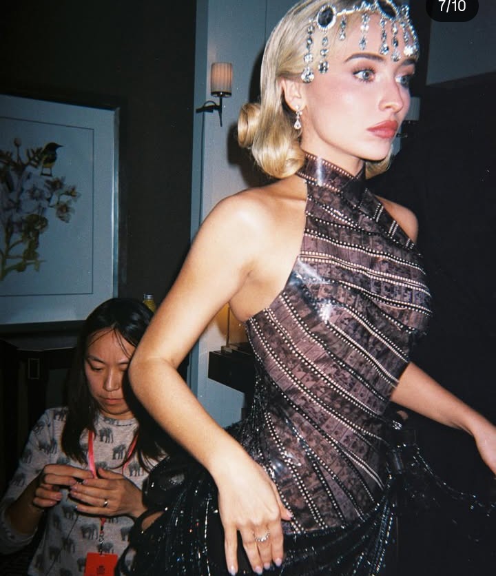 Sabrina Carpenter: vestido é todo feito de rolo de filmes