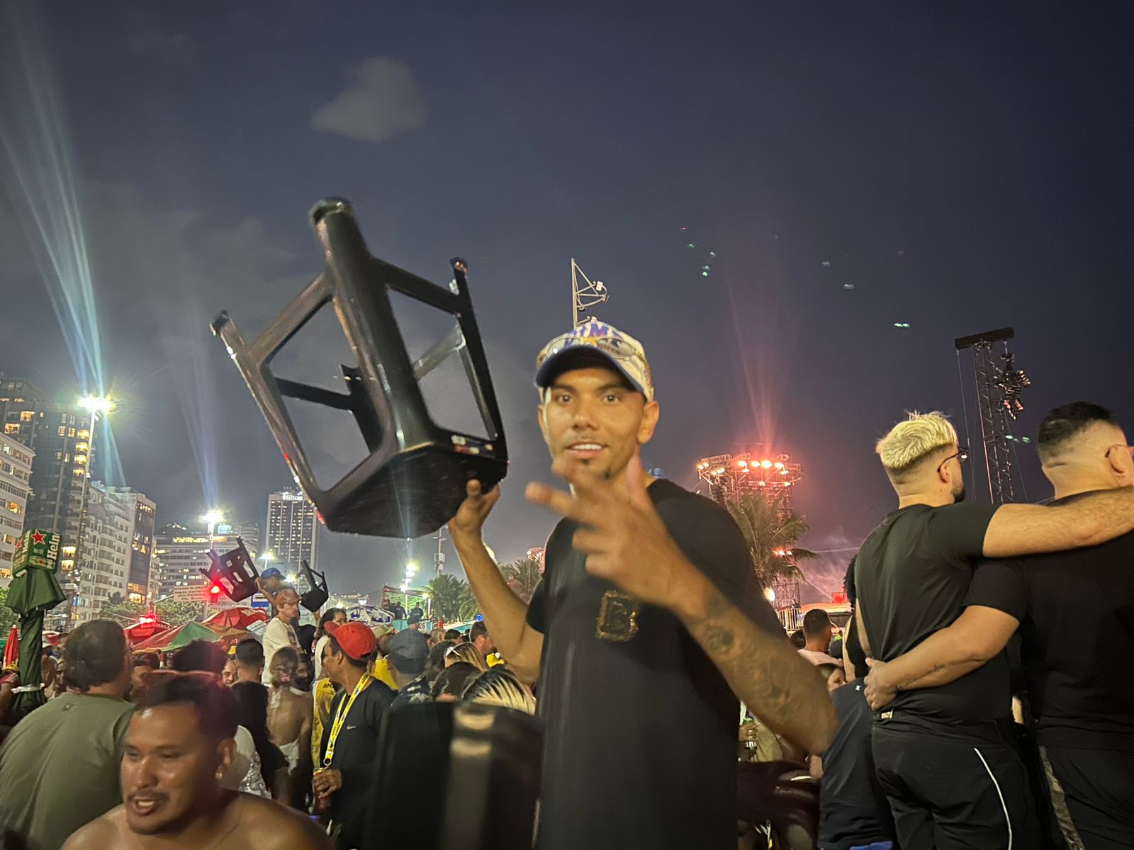 Ambulante vende banco em show de Shakira na Praia de Copacabana