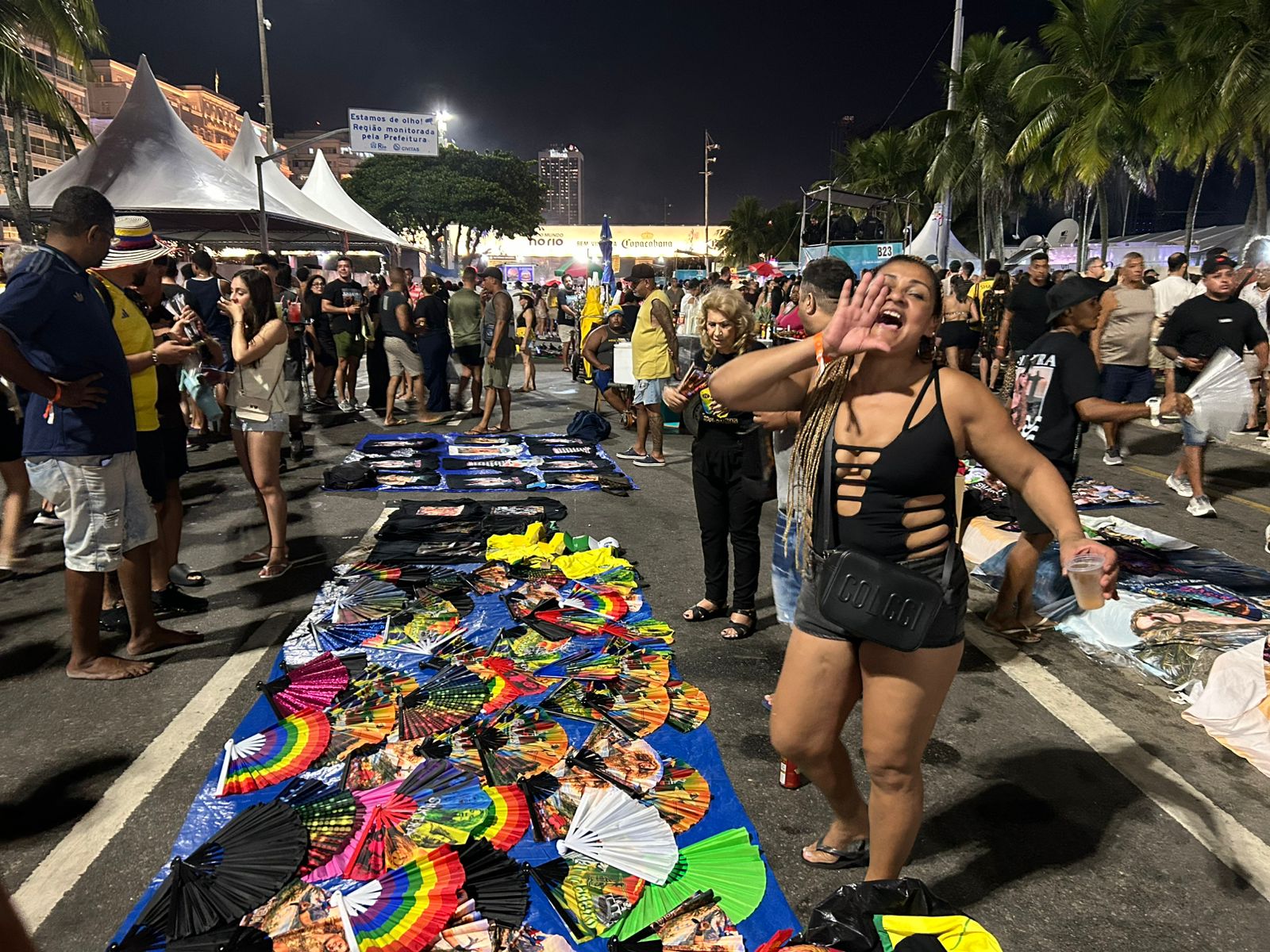 Jeane Souza, 46, ambulante no show da Shakira: 'Vendas estão fracas. A segurança está exemplar, mas não estou vendendo. Os outros dois shows e o Réveillon foram melhores'