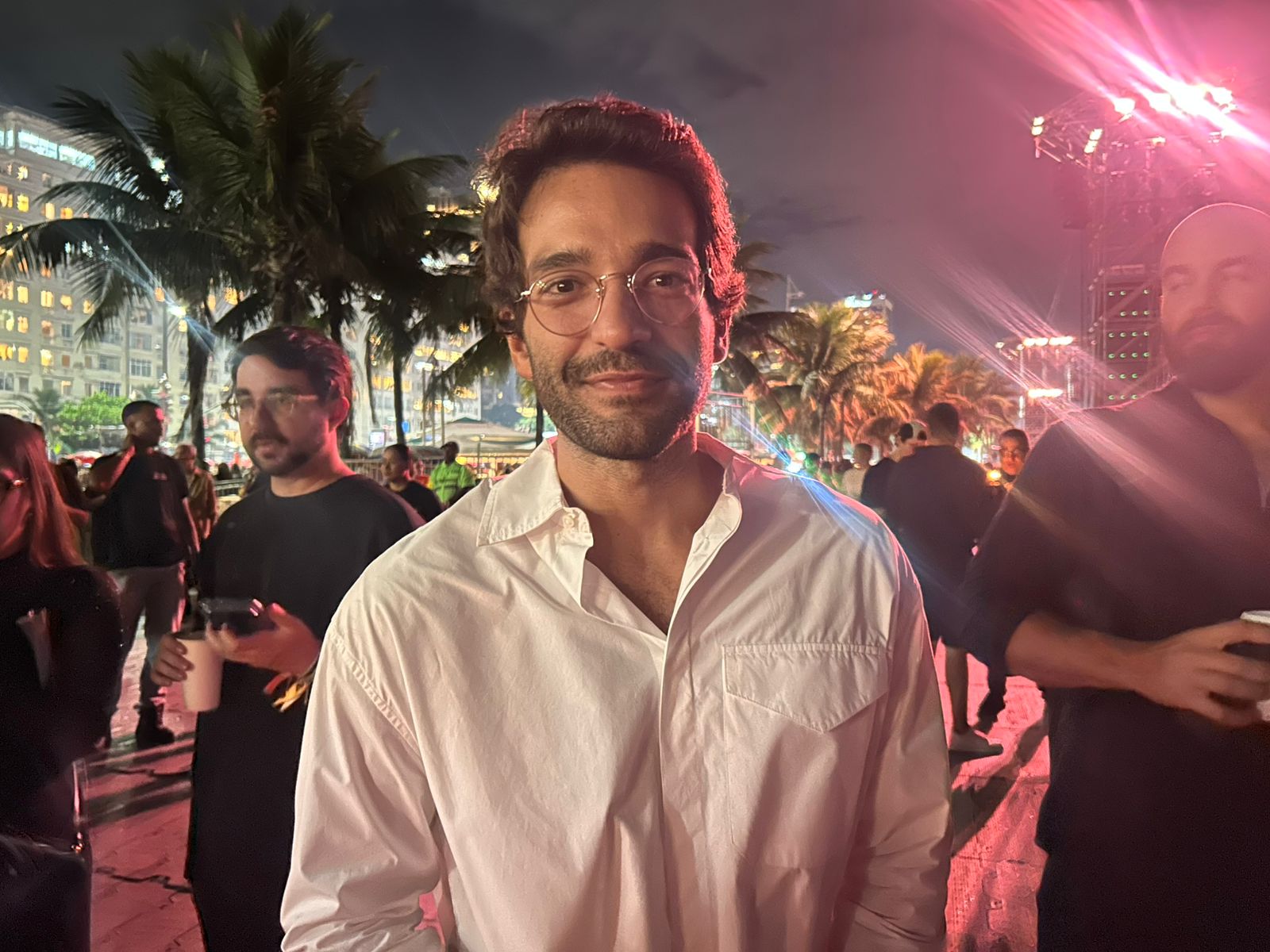 Humberto Carrão esnoba Shakira ao elogiar outros nomes em Copacabana | VEJA Gente