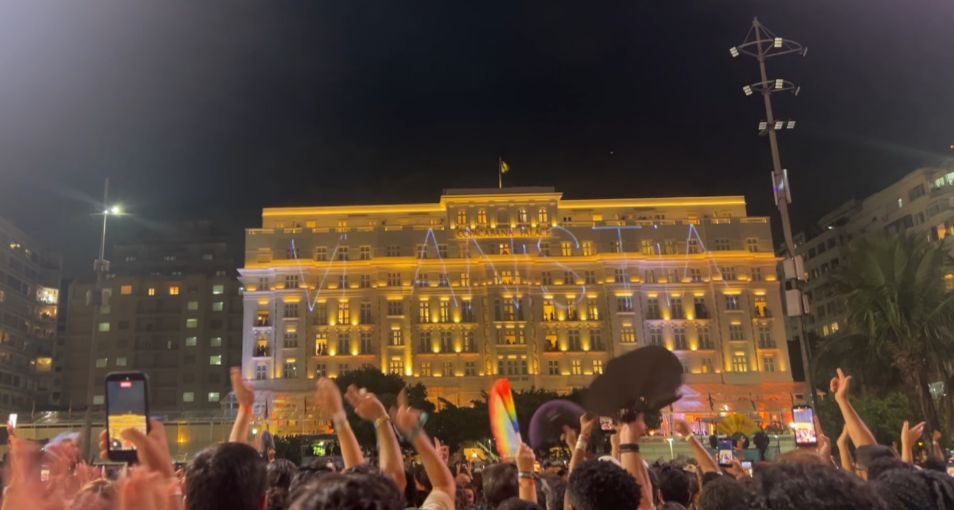 Protesto no Copacabana Palace durante show de Shakira