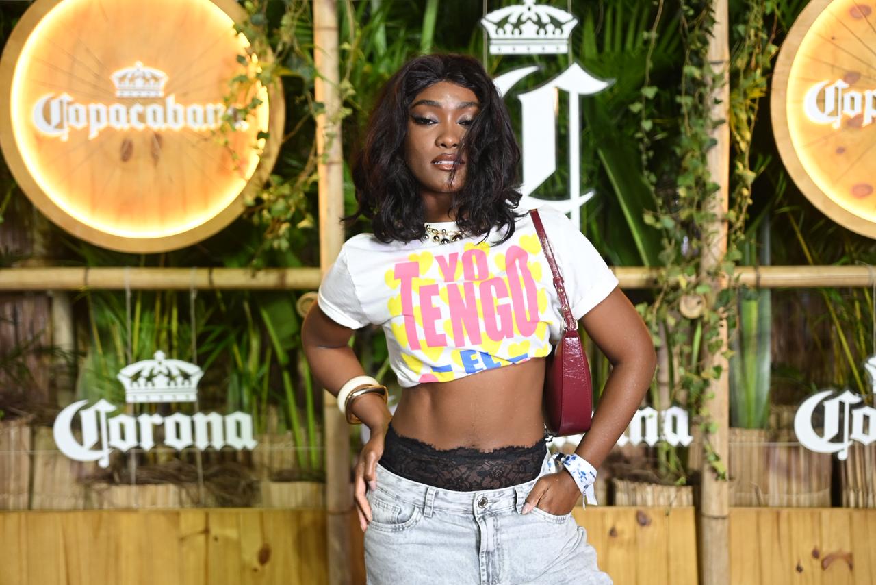 Erika Januza na área vip do show de Shakira em Copacabana