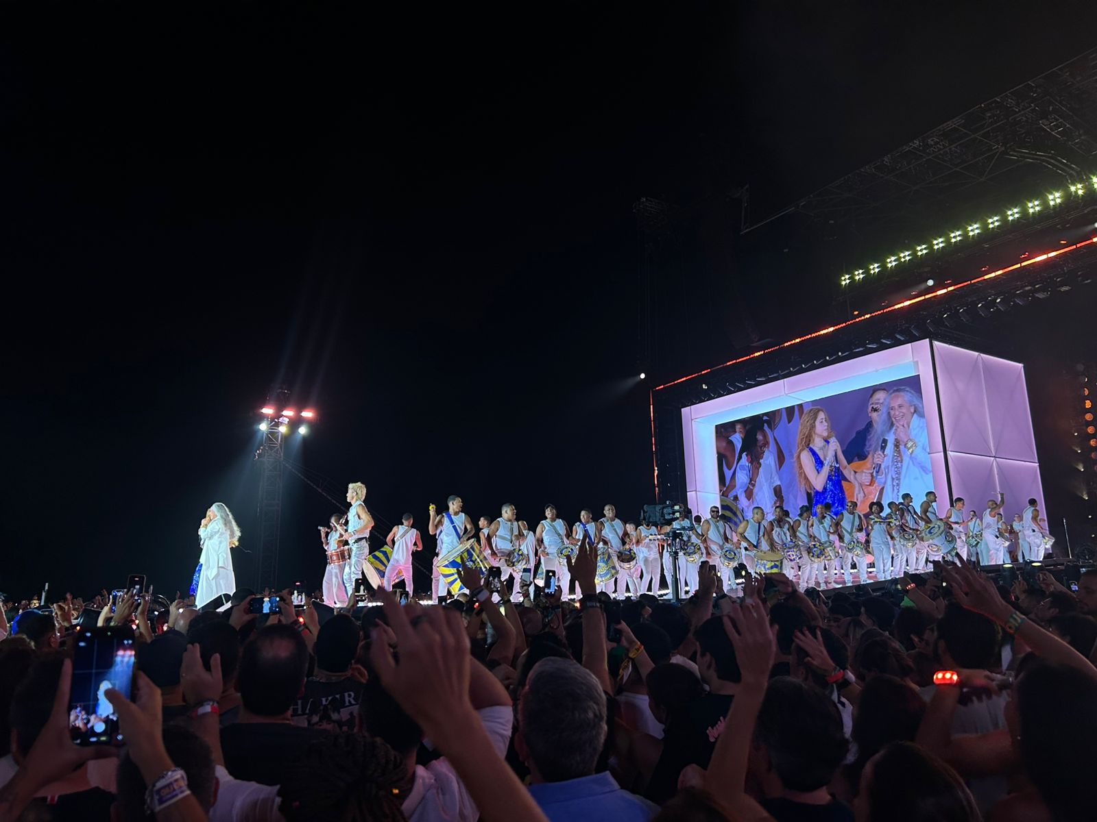 Maria Bethânia e bateria da Unidos da Tijuca no show de Shakira em Copacabana