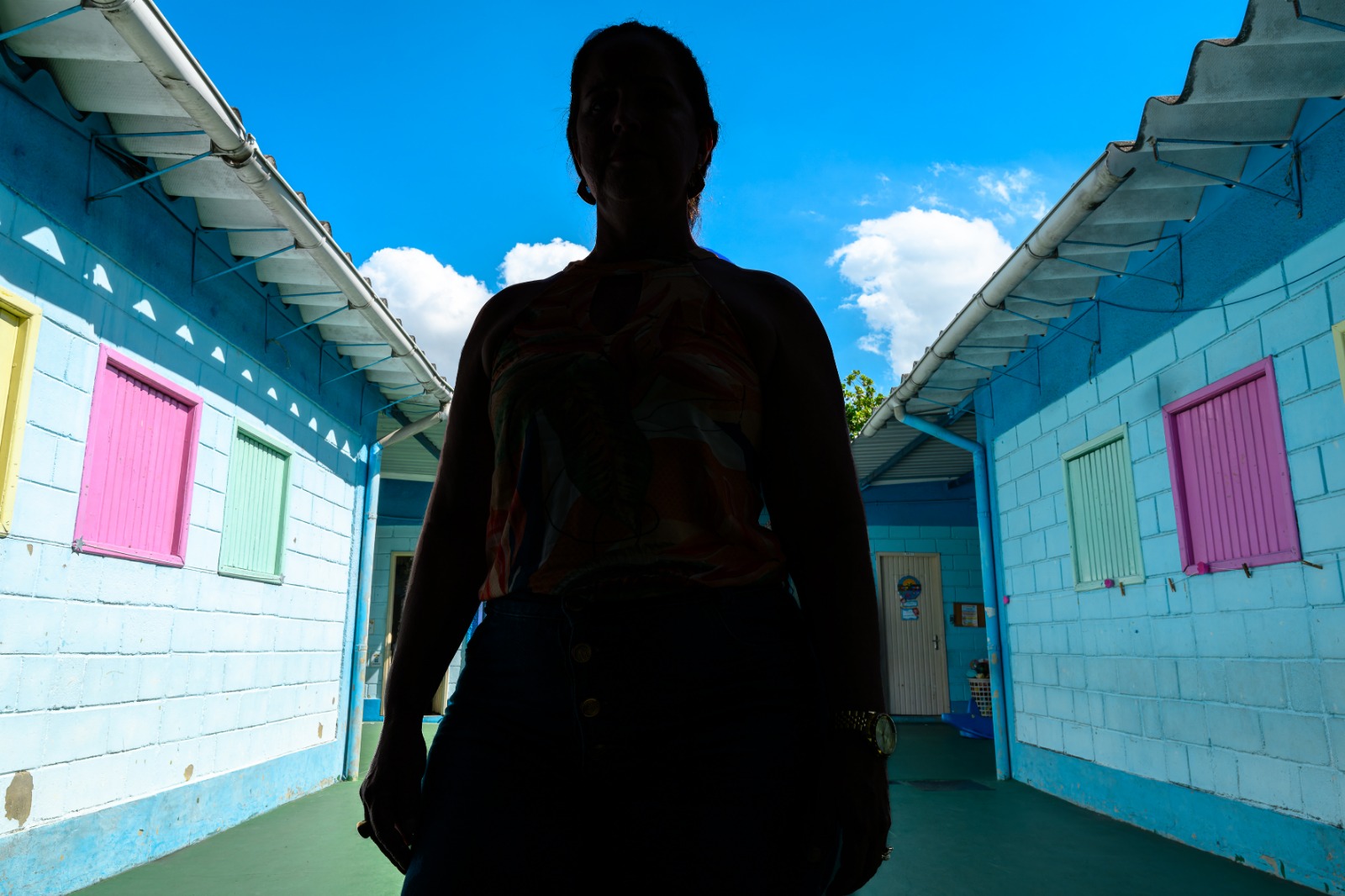&ldquo;TENTO PROTEG&Ecirc;-LOS&rdquo; - Diretora de uma escola na Penha, M.S., 42 anos, conta que, toda vez que escuta tiros no morro, p&otilde;e em a&ccedil;&atilde;o uma cartilha elaborada pela prefeitura junto &agrave; Cruz Vermelha. &ldquo;As crian&ccedil;as se agacham e correm para uma sala de paredes refor&ccedil;adas&rdquo;, relata ela, que p&otilde;e a TV em volume m&aacute;ximo para abafar a barulheira.