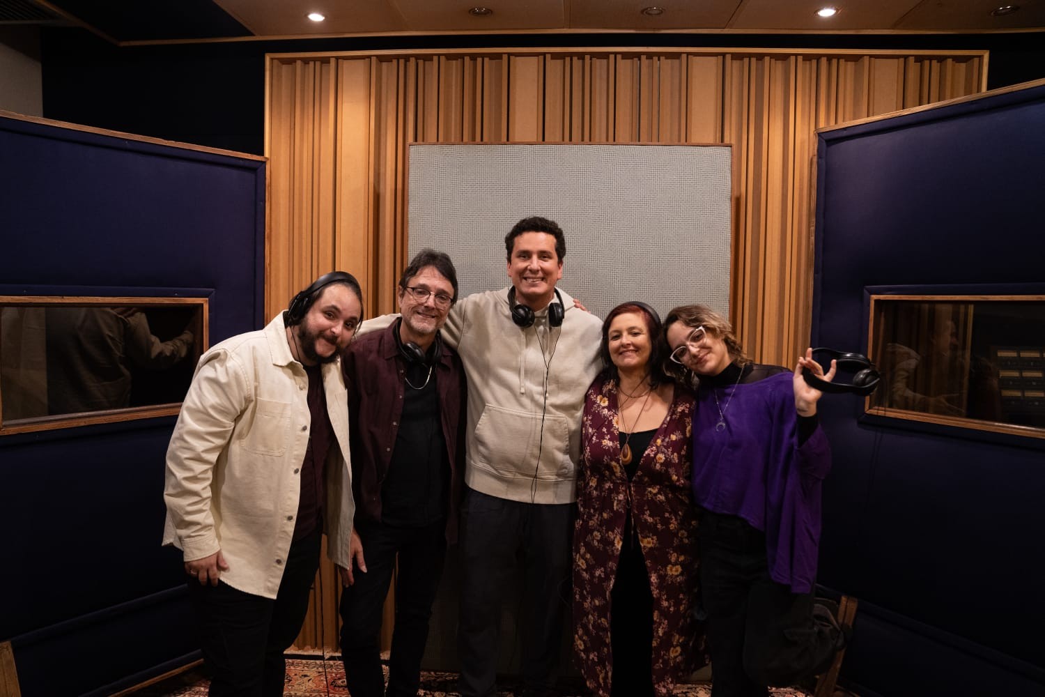 Gabriel Paredes Sochaczewski, Arthur Nogueira, Rafael Portugal, Analu Paredes e Camila Paredes durante gravação